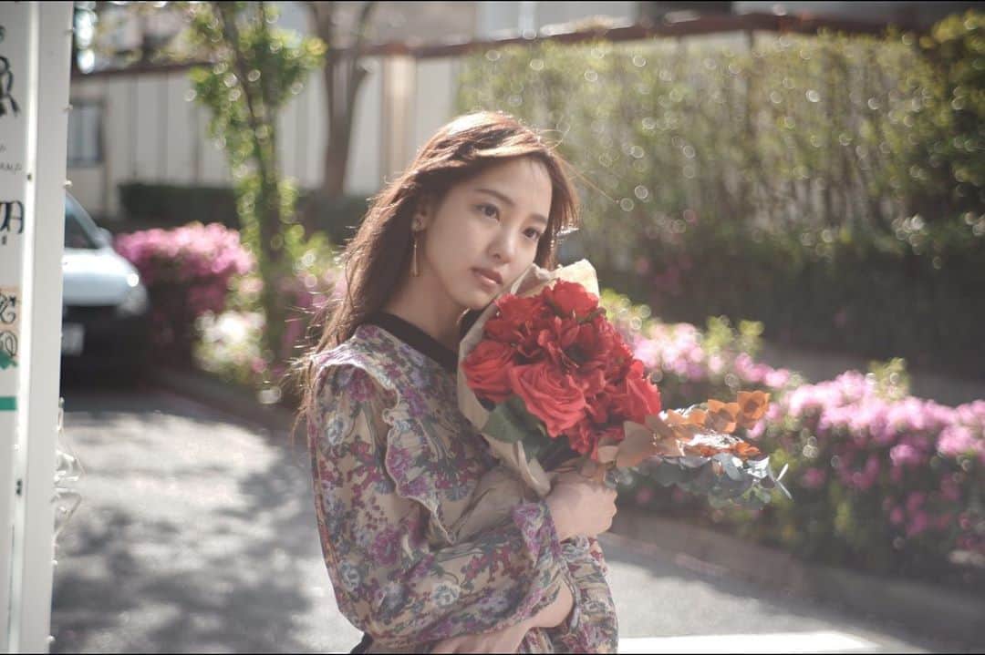 飯窪春菜のインスタグラム：「🎥🥀📷 ・ ・ 最後のはノラ猫にちょっかいかけてる私。笑 ・ ・ ・ #作品撮り  @taros_photo_  @shota_superbly  @kisa_superbly  #はるなの毎日  #飯窪ってる」