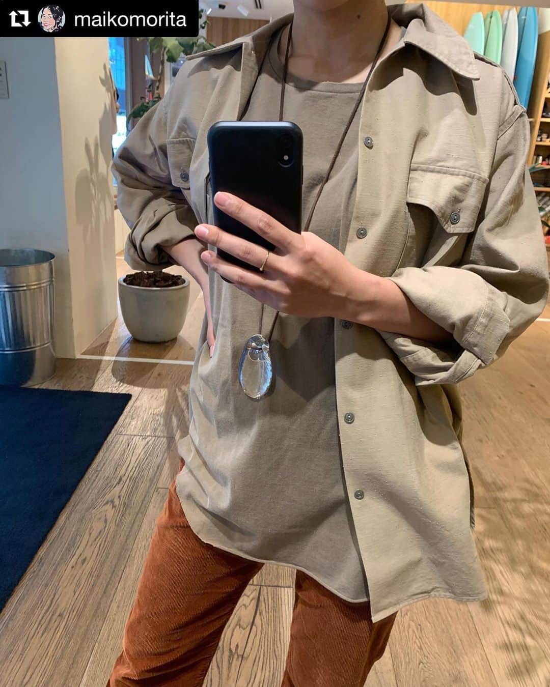 濱中鮎子のインスタグラム：「Me tooooooo！！ #Repost @maikomorita with @get_repost ・・・ beige×beige  やっぱこの合わせ好き🧡  shirt: @r_jubilee for @pilgrimsurfsupply  t-shirt: @r_jubilee for @pilgrimsurfsupply pants: @pilgrimsurfsupply (ss19)  #写真整理 #rjubilee #pilgrimsurfsupply」