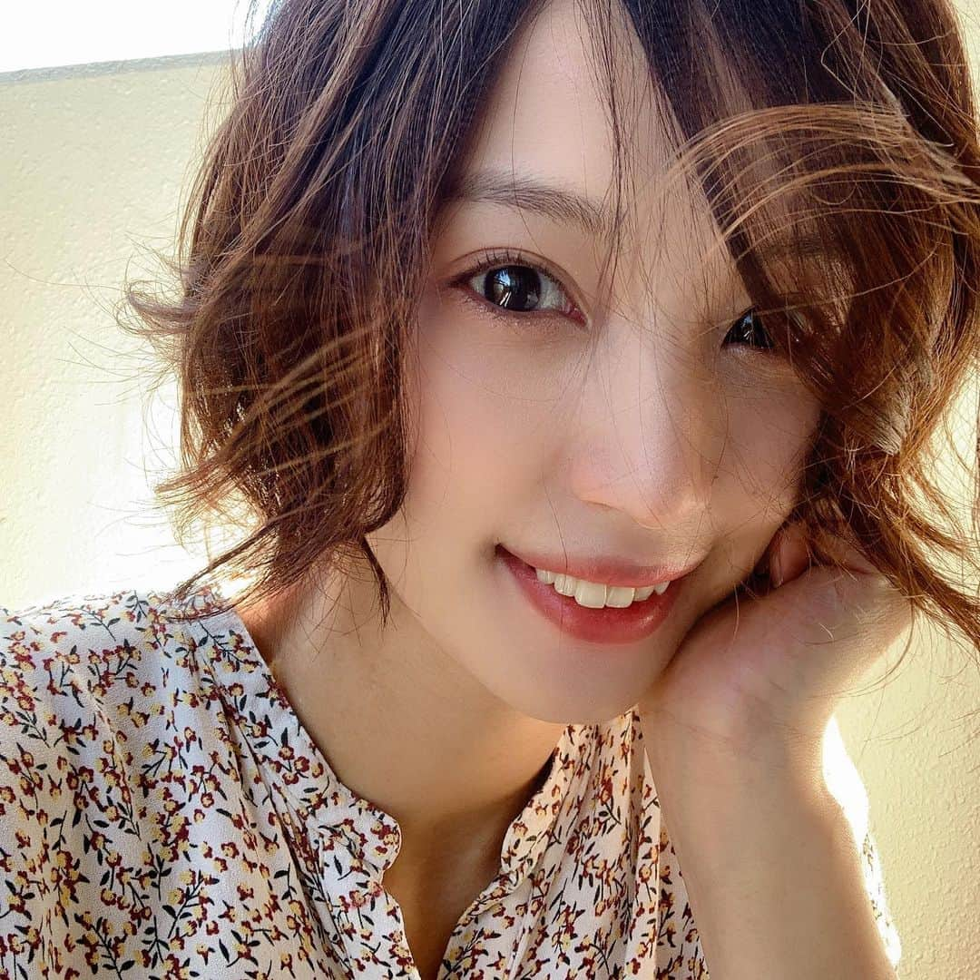 蒼怜奈のインスタグラム：「今日はメイク動画撮影してました。 なかなか難しかった。。🤔🤔 ちょっと髪を巻きすぎたかな？ふふふ🙃  最近の外出先はベランダです。  今日からお店開くとこ増えそうで嬉しいね😊  YouTubeチャンネルできました。  https://m.youtube.com/channel/UCn7zSWaJhyelL2_7-atOH1w （プロフィールから飛べます🤳） #あおいれいな #れいなっつ #撮影　#youtube #japanesegirl #メイク　#メイク動画 #メイクアップ動画 #メイク研究 #ショートカット　#ショートカット女子 #ショートカットアレンジ  #ベランダ遊び #ベランダからこんにちは #蒼怜奈」