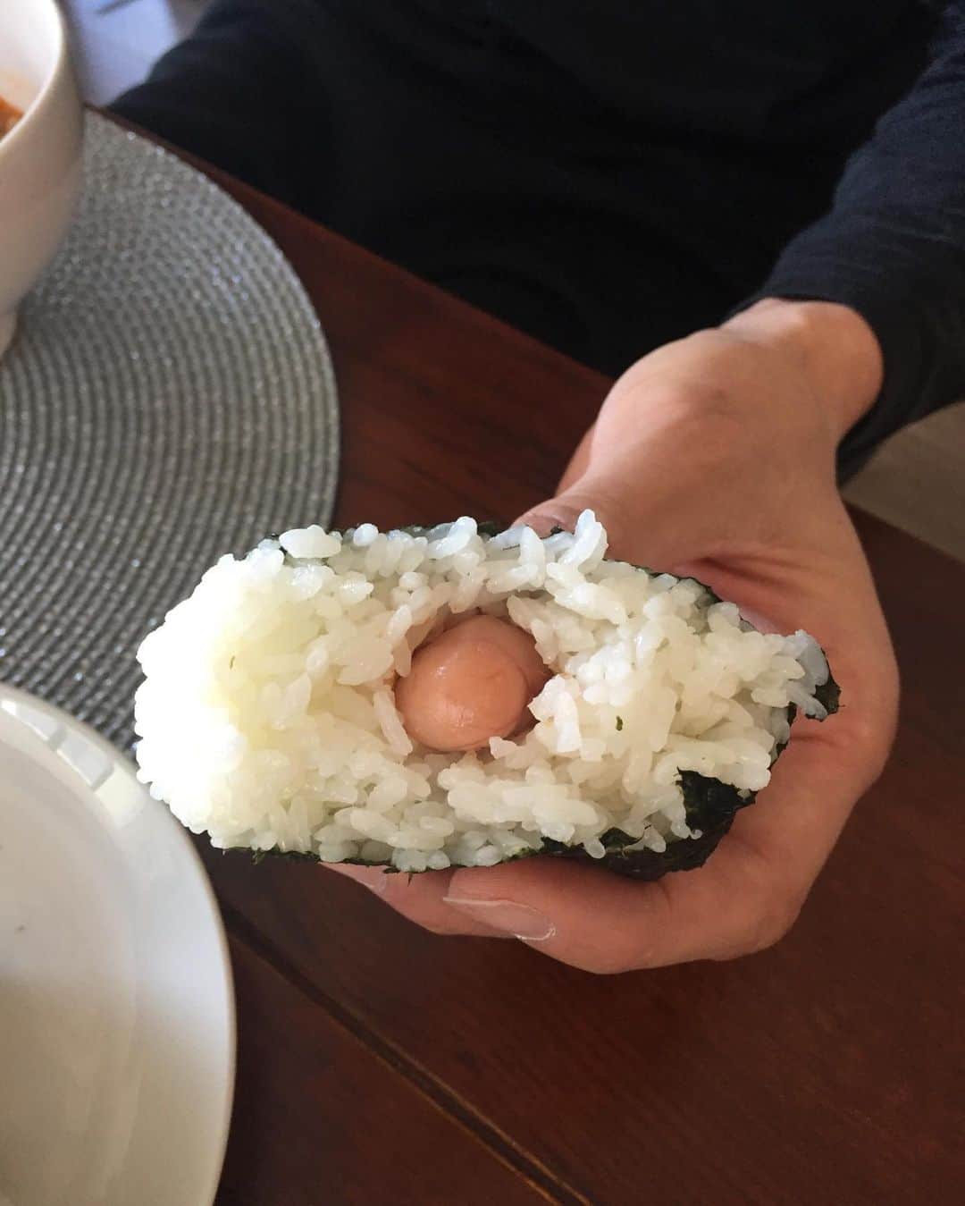 網野友雄のインスタグラム：「お昼に大好きな明太子おにぎり食べてたら、指出てきたと思った！焦ったー！笑 #無着色めんたいこ #おにぎりへの入れ方注意」