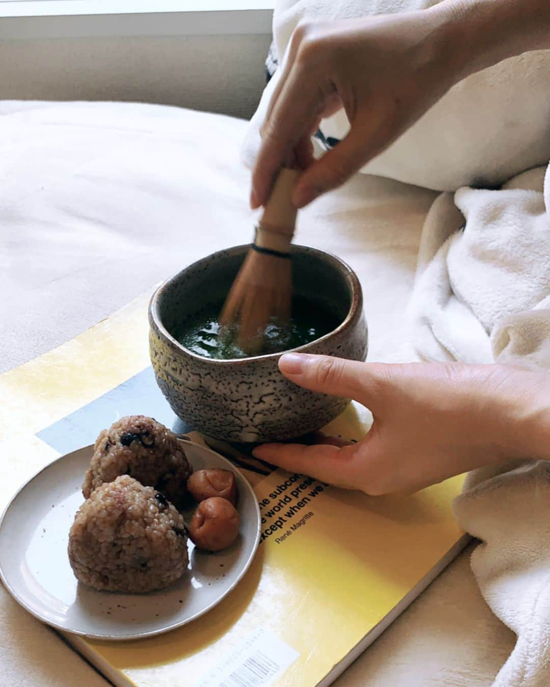 池田莉子さんのインスタグラム写真 - (池田莉子Instagram)「のんびりモーニング🍵﻿ 今ハマっている寝かせ玄米はおにぎりにして、﻿ 山形酒田の赤ワイン塩をパラパラッ﻿ 今朝はアロマを炊かずお抹茶の香りで身体を目覚め﻿ させました。☺️💚💚﻿ ﻿ 寝かせ玄米はパックになっているので二分チン﻿ するだけで上質なもちもちご飯が完成🍚﻿ 手間が省けた分、お茶を点ててのんびり〜😋﻿ ﻿ #moaning #greentea #onigiri #salonadametrope  #お抹茶 #寝かせ玄米 #おにぎり#点茶 #赤ワイン塩」5月7日 11時55分 - ricoikeda