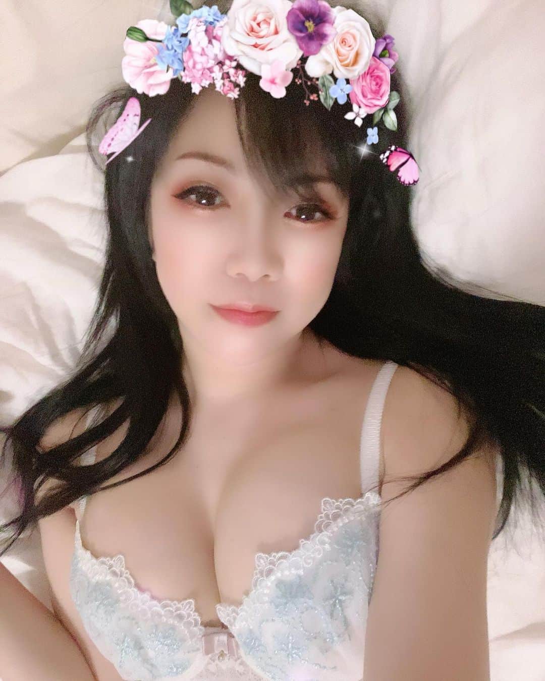 のインスタグラム：「これ多分昨日酔いながら撮ってるね。 (なぜなら服脱いでるからw)  #上野菜穂#ほろ酔い女子#下着#胸#谷間#ブラ #av#av女優#セクシー女優#avactor」