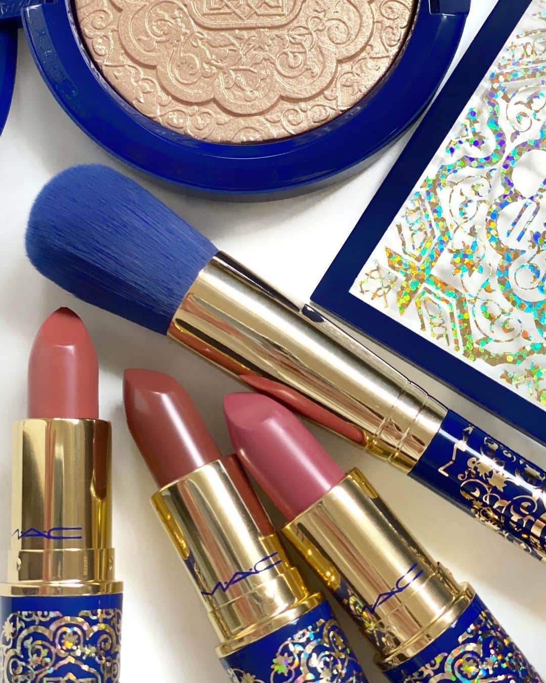 M∙A∙C Cosmetics Japanのインスタグラム：「【本日発売】 美しく、神秘的なモスクからインスパイアされた限定カラーコレクションが登場✨一点で華を添えてくれるアイテムは、母の日のギフトにもぴったりです🌹 コレクションはスワイプしてチェック👉 ㅤ ㅤ *M･A･C公式オンラインショップ　5月7日(木)発売 *一部公式オンラインショッピングサイト*にて5月8日(金)発売 ㅤ ※全国M･A･C店舗での実施日は未定となります。決まり次第、公式オンラインショッピングサイト・公式SNSアカウント(インスタグラム・ツイッター)にて情報を掲載させて頂きます。 ㅤ *以下、公式オンラインショッピングサイトにてご購入いただけます。 ・ｍeeco 三越伊勢丹化粧品オンラインストア‎ ・西武・そごうの公式ショッピングサイト e.デパート ・高島屋オンラインストア ・HANKYU BEAUTY ONLINE阪急百貨店公式コスメ通販 ・大丸松坂屋オンラインショップ ・＠cosme SHOPPING ㅤ ㅤ 【公式オンラインショップ限定特典】 ☑︎初回ご購入のお客様へ10% OFFクーポンをプレゼント（クーポンコードwelcome） ☑︎税込8,250円以上のご購入で、限定オリジナルミラーをプレゼント。*なくなり次第終了 ☑︎税込5,500円以上のご購入で、沖縄・北海道を含む全国への送料が無料! ㅤ ㅤ #MACMosaicMasterPiece #MACモザイクマスターピース #MACCosmeticsJapan #MACCosmetics #MAC #MACコスメ #マックコスメ #コスメ #メイク #化粧品 #デパコス #コスメ部 #コスメマニア #コスメ好きさんと繋がりたい #メイク好きな人と繋がりたい #春メイク #春コスメ #新作リップ #新作コスメ #口紅 #MACリップ #リップ好き #アイパレット #アイシャドウ #アイメイク　#ハイライト #アイライナー  #ゴールドメイク #ブラウンメイク #母の日」