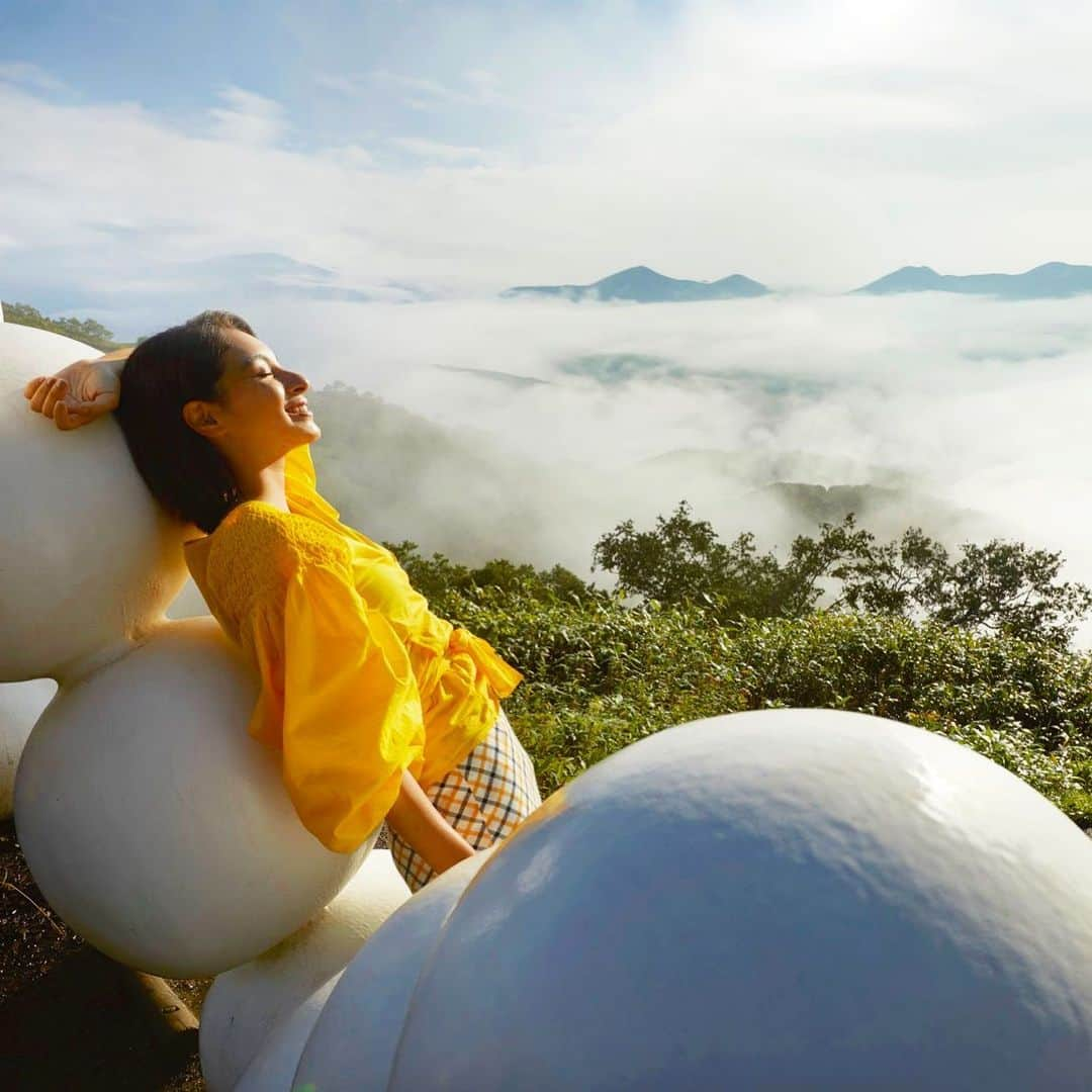 星野リゾート　トマムさんのインスタグラム写真 - (星野リゾート　トマムInstagram)「UNKAI TERRACE Instatour vol.6  Sky Wedgeの先には、Cloud Bed（クラウドベッド）があります。 雲をつくる「雲粒」をイメージした全長約 15 メートルの展望スポットです。 特殊なコーティングが施された弾力のあるクッションに座り、雲の上にいるような 気持ちで雲海を眺められます☁️👌 #星野リゾート #リゾナーレ #リゾナーレトマム #トマム #hoshinoresorts #risonaretomamu #risonare #北海道 #Hokkaido #北海道旅行 #星野集團 #Hokkaidotrip #Japan #japantravel #雲海テラス #雲海 #UNKAITERRACE #絶景  #旅行気分 #おうちで旅体験 #旅は魔法 #妄想旅行 #UNKAITERRACEinstatour #instatour」5月7日 11時59分 - hoshinoresorts_tomamu