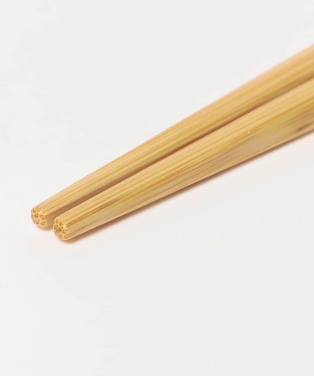 アーバンリサーチさんのインスタグラム写真 - (アーバンリサーチInstagram)「-JAPAN MADE PROJECT KUMAMOTO-﻿ ﻿ ﻿ 【ヤマチク】﻿ ﻿ 熊本県玉名郡南関町に工場をかまえる株式会社ヤマチクは、1963年の創業以来一貫して「竹」の素材を生かす製品づくりに取り組んでいます。「竹の、箸だけ。」というメッセージを掲げ、材料に使う竹も周辺の山々から1本ずつ切り出し、純国産の箸を作り続けています。﻿ ﻿ ﻿ 箸先にいくにしたがって四角く削り出しているので、転がりません。﻿ ﻿ 【お箸の長さの目安】﻿ 16cm…幼児/18cm…小学生低学年　お弁当用に/21cm…中学生くらい/23cm細・太…大人用（太さはお好みでお選びください﻿ ﻿ ﻿ ■JAPAN MADE PROJECT﻿ アーバンリサーチが、地方にこそ存在する伝統技術や技法、良品、職など地元ならではのローカルコミュニティに参加し、日本の地場産業を協業した商品を展開する取り組みが「JAPAN MADE PROJECT」です。﻿ ﻿ ﻿ ﻿ #japanmadeproject﻿ #jmp﻿ #kumamoto﻿ #熊本﻿ #ヤマチク﻿ #お箸﻿ #urbanresearch﻿ #アーバンリサーチ @takenohashidake」5月7日 12時00分 - urban_research