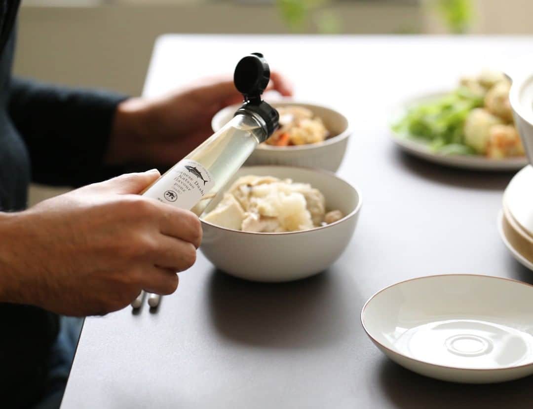 のインスタグラム：「出汁好きの長男のも大好評！ 色々なお料理にかけてます～ . -登場したアイテム- しまんと百笑かんぱに/カツオ柚子ポン酢/塩ポン酢 110ml . ◎商品は当店トップページのバナーorプロフィールのURLからどうぞ。 ▶︎ @kozlife_tokyo . #KOZLIFE #japan #LoveFoodLoveLife #Interior #instagood #instajapan #dashi #umami #StayHome #宗田かつお #だし醤油#高知#だしドリップ#おうち時間 #暮らし #丁寧な暮らし #シンプルライフ #おうちごはん #今日のごはん#しまんと百笑かんぱに #おうち時間 #ステイホーム」