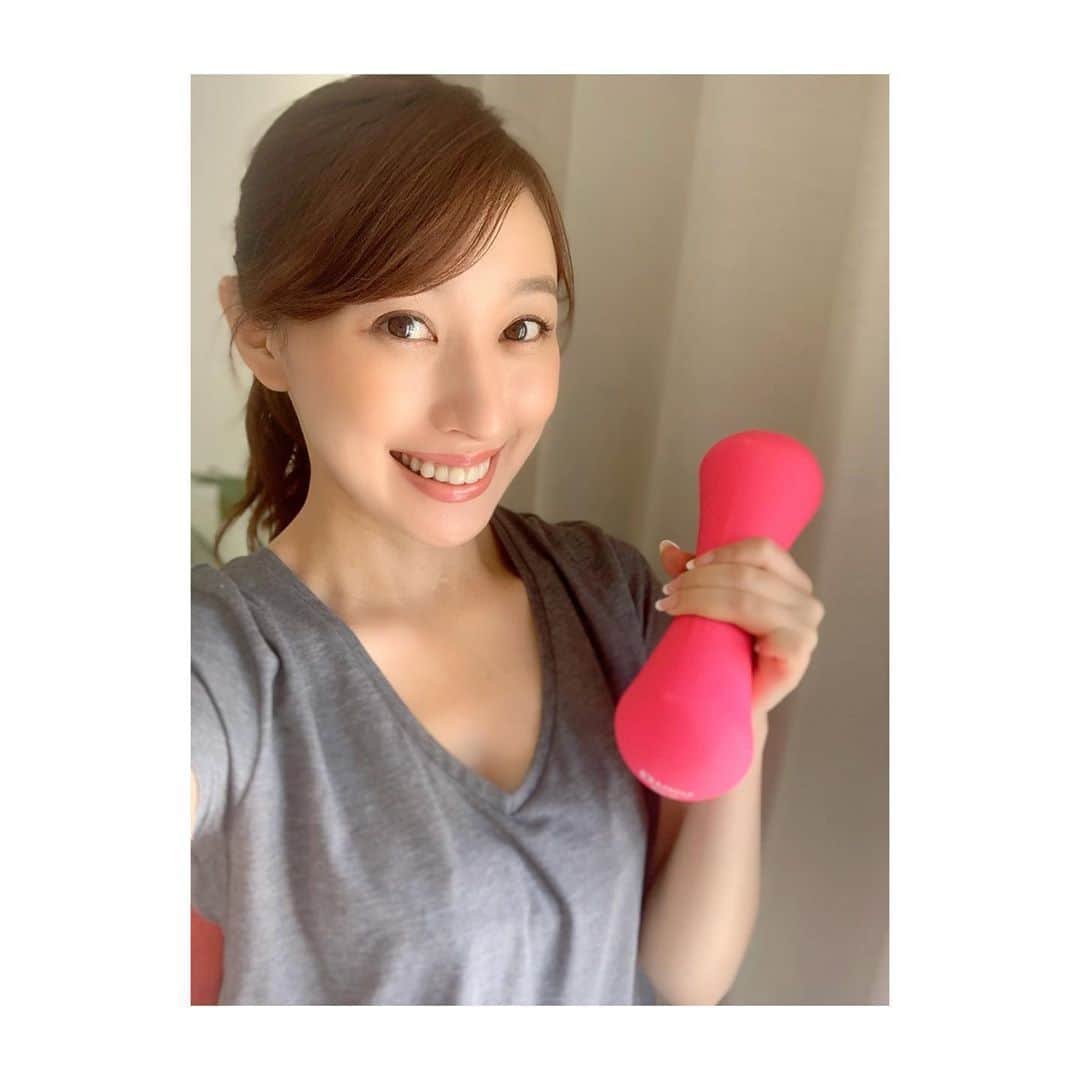 楠紗友里さんのインスタグラム写真 - (楠紗友里Instagram)「* 今朝Nackでも話題になっていましたが、私の今年のGWはほぼ外に出ず、一か月前手に入れたダンベルちゃん達を使って筋トレに励んでいました💪😆 重さは、3㎏×2です✨ いつかのお出かけ用に、新しく可愛い洋服もゲットしたので😍 より一層お洋服が似合うように自粛期間中引き続きゆるーーく（←笑）頑張ろうと思います😉 * #workout #workoutathome  #お家筋トレ #お家時間 #家にいよう #GW明け #お仕事頑張りましょう #明日はレディオファントムです #Nack5」5月7日 12時10分 - sayuri_kusunoki