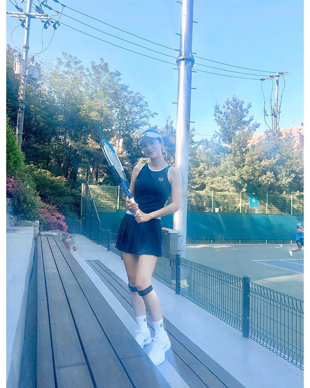 ホン・スアさんのインスタグラム写真 - (ホン・スアInstagram)「무릎이 닳았나부다 아프다....😭 관절 챙기세요 여러분ㅎㅎㅎ👵🏻 🤦🏻‍♀️ 창묭이가 찍어준 사진 📸  #세르지오타키니  #sergiotacchini  #테니스스커트  #테린이  #테니스 #tennis  #ilovetennis 💙🙃」5月7日 12時03分 - sooah.hong