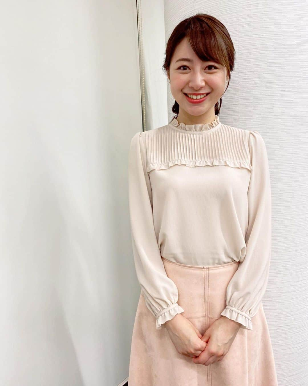 林美沙希さんのインスタグラム写真 - (林美沙希Instagram)「実は先日こそっと誕生日を迎えました。なんだかこんな状況の中で気分が上がらなかったのですが、Jチャンネルメンバーの後輩ちゃん達、紀アナと林美桜アナと柳下アナがオンラインでお祝いしてくれました☺️✨くすだまや誕生日用の眼鏡も登場して、今だからこそのお祝い、特別な日になりました！ インスタでもメッセージをくださった方ありがとうございます😊 人への感謝を忘れず、良い一年にしたいです。  #jチャンネル#林美沙希#衣装#anayi」5月7日 12時08分 - misaki0hayashi