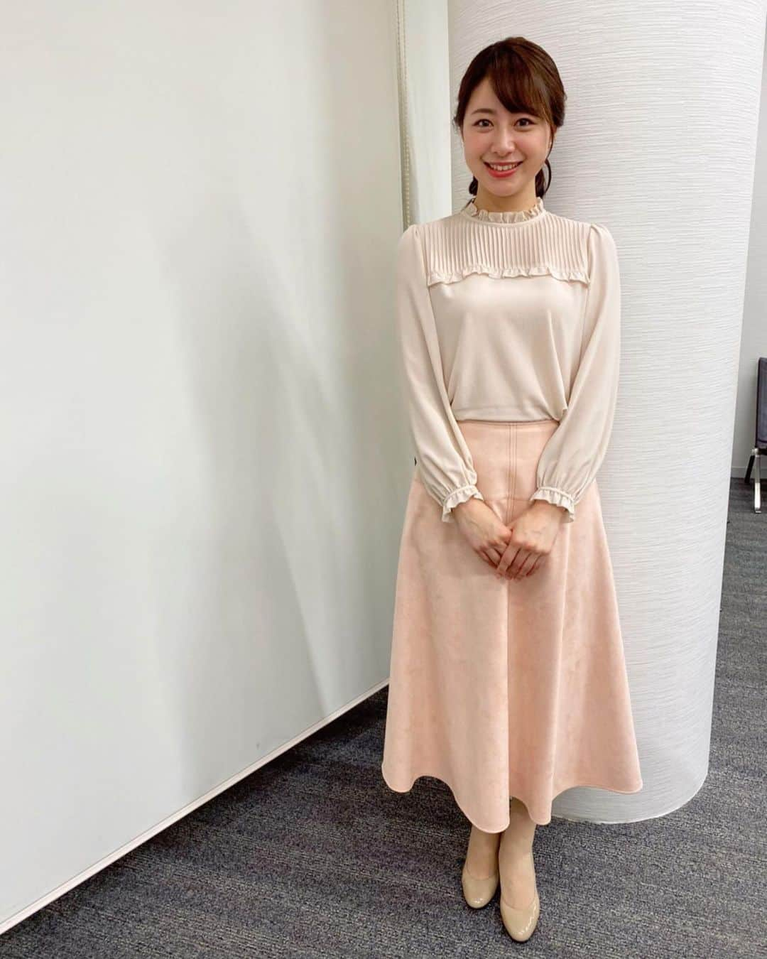 林美沙希さんのインスタグラム写真 - (林美沙希Instagram)「実は先日こそっと誕生日を迎えました。なんだかこんな状況の中で気分が上がらなかったのですが、Jチャンネルメンバーの後輩ちゃん達、紀アナと林美桜アナと柳下アナがオンラインでお祝いしてくれました☺️✨くすだまや誕生日用の眼鏡も登場して、今だからこそのお祝い、特別な日になりました！ インスタでもメッセージをくださった方ありがとうございます😊 人への感謝を忘れず、良い一年にしたいです。  #jチャンネル#林美沙希#衣装#anayi」5月7日 12時08分 - misaki0hayashi