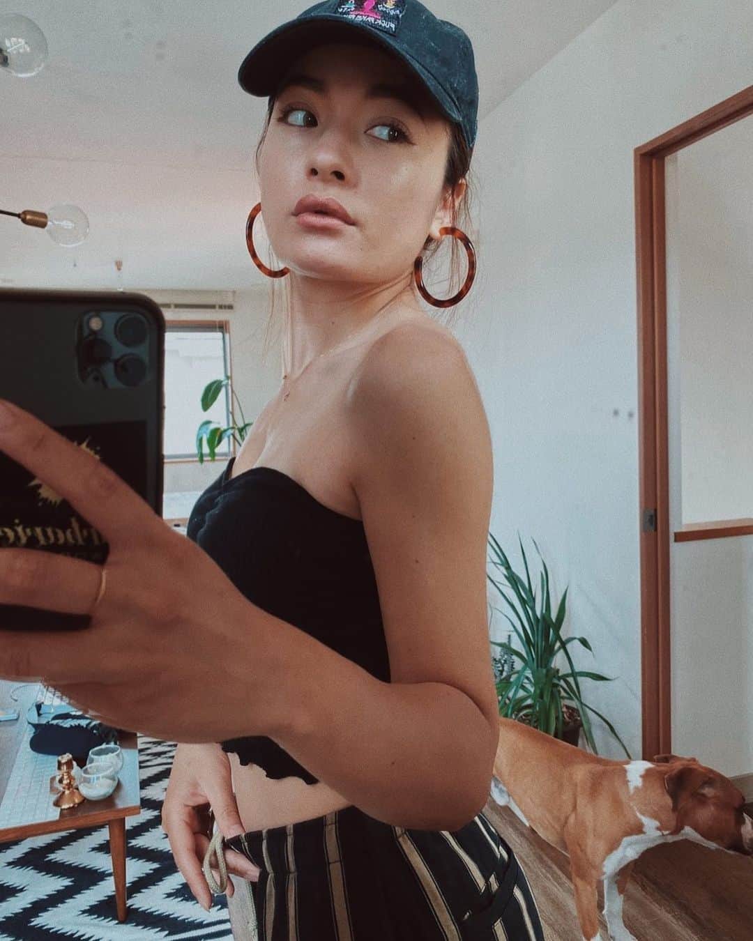 のインスタグラム：「この前のベランダ焼けで 背中と肩がヒリヒリ⚡️ やっぱこうゆう時はアロエが1番かな？ 日焼けで痛い時みんなどうしてる？😣 #fb923」