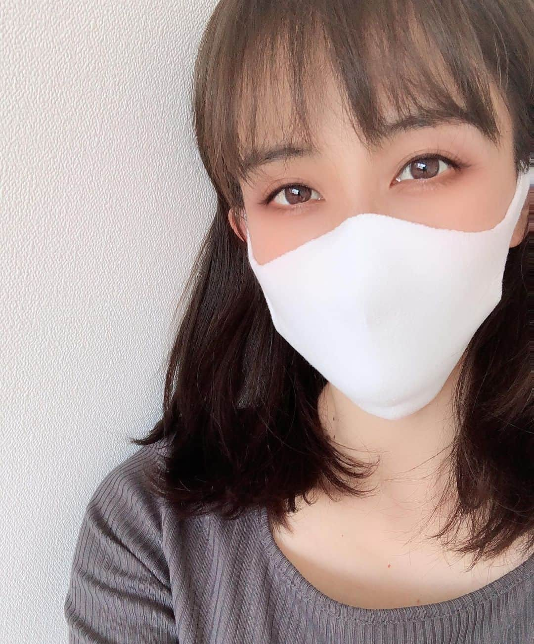 田中理恵さんのインスタグラム写真 - (田中理恵Instagram)「買い出しに行くときはマスクは絶対。  洗って繰り返し使ってます。  こちらのマスクは WHOLEGARMENTで3Dニットマスクなんです。 付け心地も良くてフィット感が最高です。  今日もいいお天気ですね。 息抜きにベランダに出てみたり少しだけ人の少ないところを歩いてみたり買い出しに行ったりマスクがある方はマスクを忘れずにつけましょう！  マスクつけるときは 目元の、お化粧が気合い入りますね。笑 そんなお化粧しなくて良かっただろ。と自分に突っ込みたくなりました。。。笑笑  これも、今は楽しいのです。  #島精機製作所 #WHOLEGARMENT #コロナに負けるな  #マスク」5月7日 12時16分 - riiiiiie611