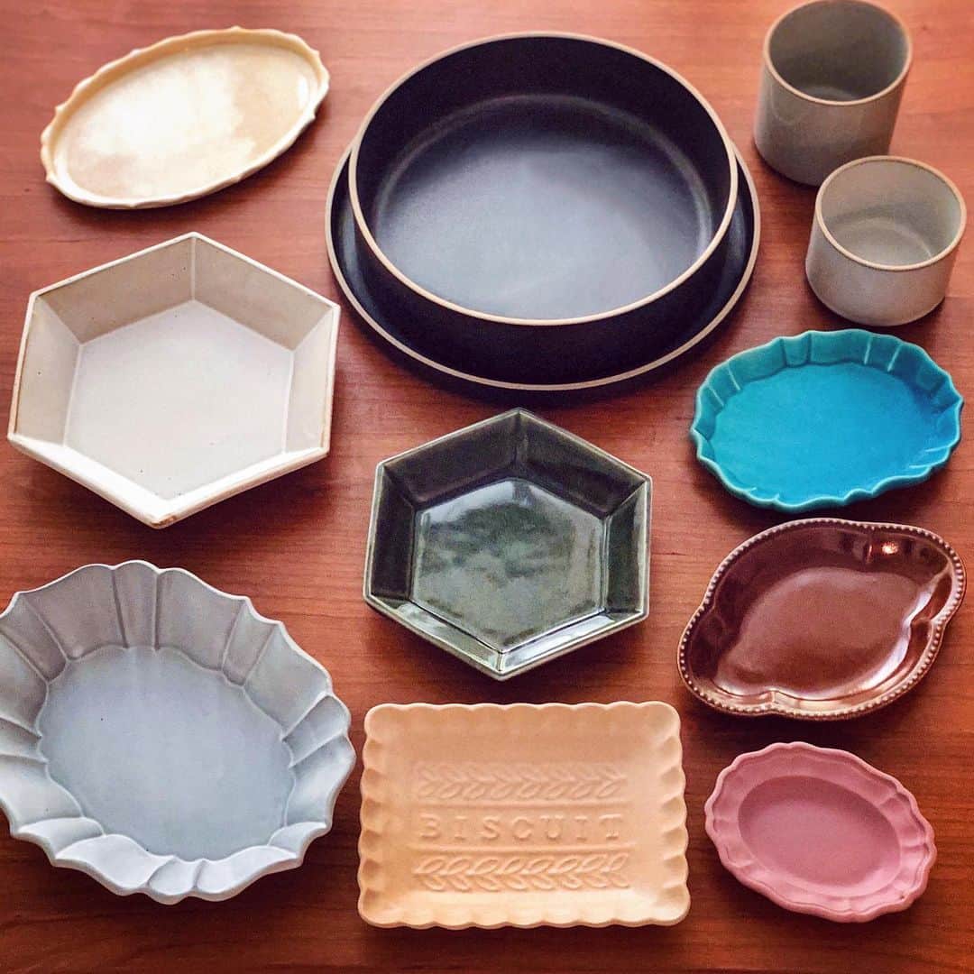 前田紀至子のインスタグラム：「今年は自宅で燃えた陶器市、家族やたくさんのお友達と同時に盛り上がれるのはオンラインの良さかもしれませんね。  今回の収穫はこのような感じ。相変わらず好みが分かりやすいものの、お家でおやつを食べる時間が増えた事もあり、いつもよりも少し甘めな愛らしいものも。  お店の方が親切で、これから先使う度に良い気分で手に取れそうなのも嬉しかったです。お家で暮らすようになって実感するのは、お花や食器など眺めてストーリーを想うものは気持ち良く買いたいなということ。  そんな訳でGWの後半はおこもりにぴったりな目止めの日々。 しかしながらずぼら且つ「湯船で一気に目止めしたい」とか言いがちな人間なので丁寧な暮らしへの道のりは遠いのである。  #益子陶器市#渡辺篤#猪原朱乃#よしざわ窯#福綴」