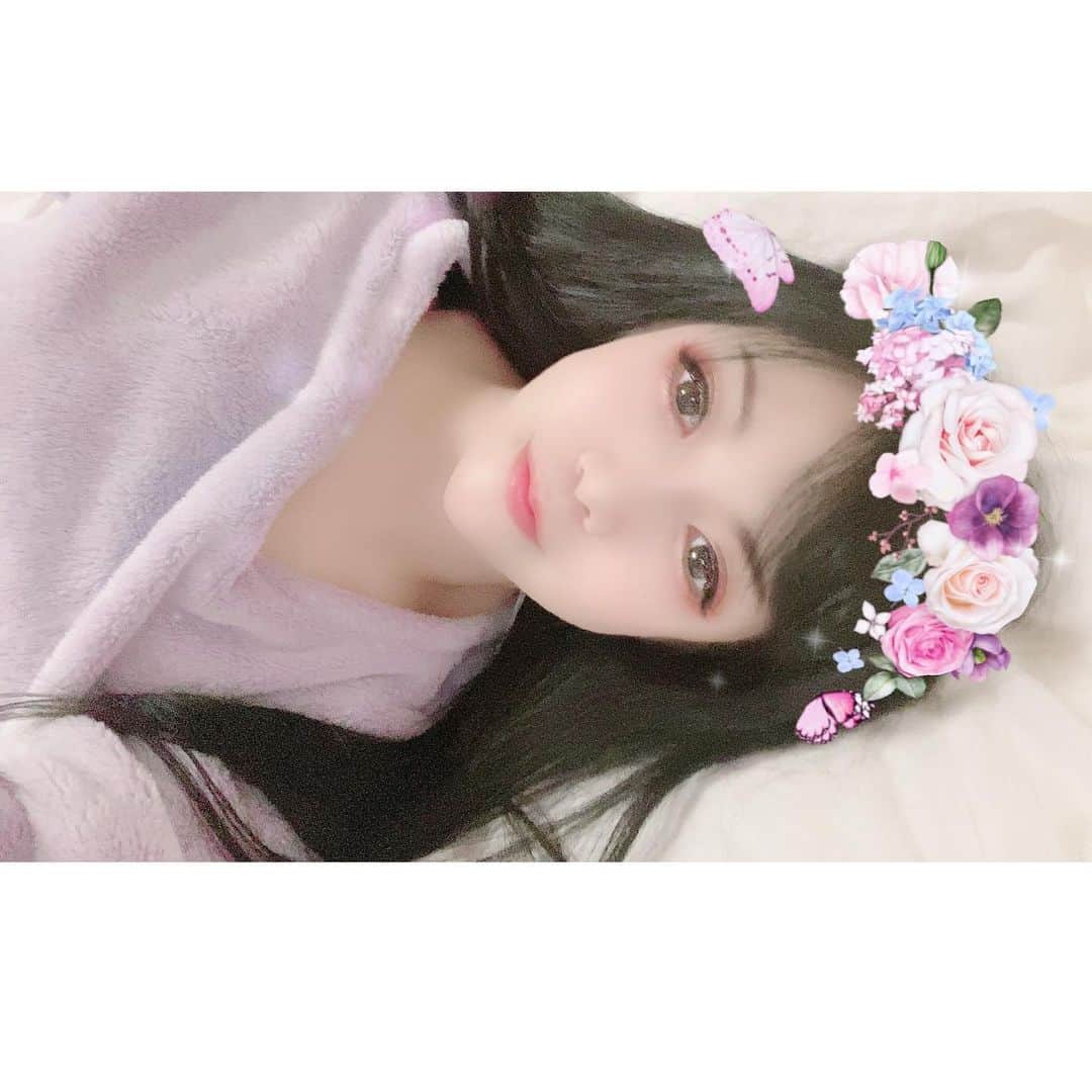 のインスタグラム：「脱ぐ前の写真こっちだった 花まみれでなんか死んだんか、みたいな…ww」