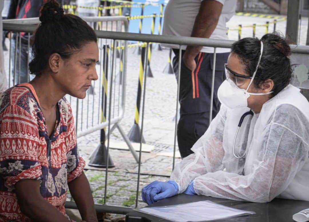 国境なき医師団さんのインスタグラム写真 - (国境なき医師団Instagram)「新型コロナウイルスの感染者数が10万人を超えたブラジル。国境なき医師団（MSF）は、ホームレスや移民など、弱い立場に置かれた人びとへ医療援助を届けています。 . 写真は、街頭での診察の様子です。「路上で暮らす人たちへの支援を手遅れにはできない」「地域の医療への負担を少しでも軽くしたい」――様々な思いを抱いて、スタッフは現場の活動に当たっています。 . MSFは世界各地で新型コロナウイルス感染症への対応を展開しています。 ----------------- 新型コロナウイルス感染症の活動ニュースは公式サイトから。プロフィールのURLリンクからどうぞ→@msf_japan . ----------------- Photo © Andre Francois / MSF . #国境なき医師団 #MSF #新型コロナウイルス　#ブラジル　#医療従事者 #photooftheday #写真部 #写真好きな人と繋がりたい」5月7日 12時37分 - msf_japan