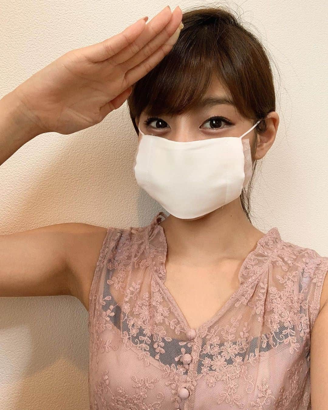 岡副麻希さんのインスタグラム写真 - (岡副麻希Instagram)「🌼﻿ 先日、厚生労働省より届いた布マスクさん🌿﻿ 小学校の給食係のときつけていたことを﻿ 思い出しながら、中にあて布をいれて﻿ 有り難く使わせていただいてます🌸☺️﻿ ﻿ 今、経験したことがないような時間を生きてて、﻿ さらに一昨日の地震、昨日の雷と不安な、﻿ 怖い思いもたくさんあるけど、﻿ そんな中でもニコッと穏やかな、やさしい時間が﻿ １秒でも多くありますように😉🍀🌈﻿ ﻿ 全然関係ないけど、給食といえば﻿ 小金台小学校で牛乳早飲み一番になったような笑﻿ ﻿ #布マスク#アベノマスク#ありがとうございます﻿ #富田林市#早飲み#牛乳 ﻿ ﻿ 👗﻿ #willsellection」5月7日 12時31分 - maki_okazoe_official