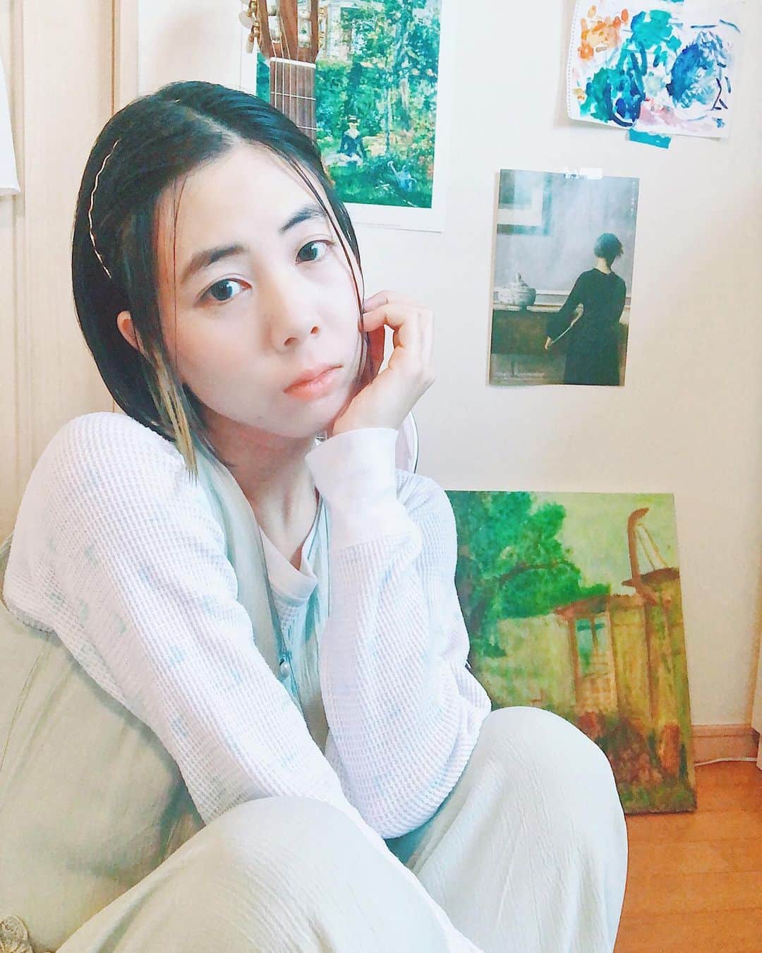 木村仁美のインスタグラム：「本日のchami📷 . グリーンな感じ🌱🍀🍏 今日は風が吹いています 窓を開けると気持ち良いですね❁ . . #今日の青い #ちゃみ服 #ちゃみコーデ  #黒髪ショート #黒髪ボブ #ショートヘア #おうち時間 #お洒落好き #古着コーデ #stayhome #artist #modellife #古着好き」