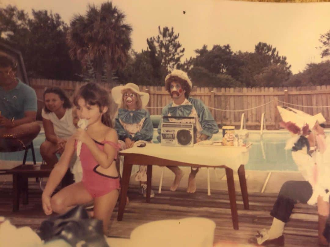 アビゲイル・スペンサーさんのインスタグラム写真 - (アビゲイル・スペンサーInstagram)「4th of July annual Spencer/Schluter family talent show. I was 5 or 6. Yes that is a microphone made of foil. I also see clowns.」5月7日 12時32分 - abigailspencer