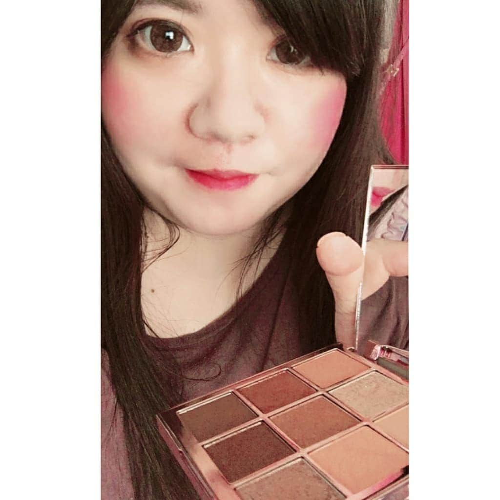 hoshizaki eriのインスタグラム：「. CELFITの BELLAコレクション  アイシャドウパレット を頂いて 使ってみました💕🍀 . 色は9色の使えるパレット！ 最後の写真にアイメイクの 仕上がりを載せましたが このパレットはオレンジ系と 濃いめピンク系の 2つが楽しめるので、 わたしはアイホールや 目尻はピンク濃いめの色 涙袋に薄めオレンジ系の 色を乗せてみました🌸 発色も良く1度塗りで しっかり付くので コスパも良い！✨💓 . 色味はどれもオンオフ問わず使える色ばかり！ とっても便利でほんとに使える アイパレットだと思います🙆 . こちらはQ10で購入できます🙆 そして今アイシャドウのBIGセール中です！ チェックしてみて下さい💓 なんと5,000円のシャドウが 2,999円で買えちゃいます！ 今が買い時だよー！✨🐰 . https://qoo10.jp/shop/celefitclub . #celfit  #eyeshadowpalette  #coral  #pink #アイパレット  #韓国コスメ  #コスメレビュー #メイクしてみた #オレンジ系  #ラメグラデーション #美容垢  #アイシャドウパレット  #韓国メイク  #オルチャンメイク  #PR #pleaselikeit  #likebackalways #followme  #followback  #相互フォロー  #맞팔 #팔로미 #뷰티인스타 #화장품스타그램 #인생템 #화장품추천 #메이크업 @celefit.jp @celefit_official」