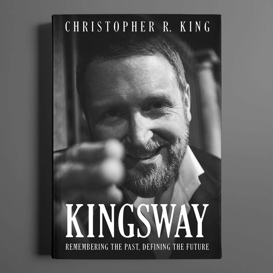 ロブ・ディアデックのインスタグラム：「The one of one @mrking taking quarantine to another level by writing and releasing a book about his life. True Do-or -Dier work right here. Inspiring story that includes the creation of @christopherkinginc  with the @dyrdekmachine. Download it and get inspired. Link in the Bio #dyrdekmachine #doordier #manufacturingamazing」