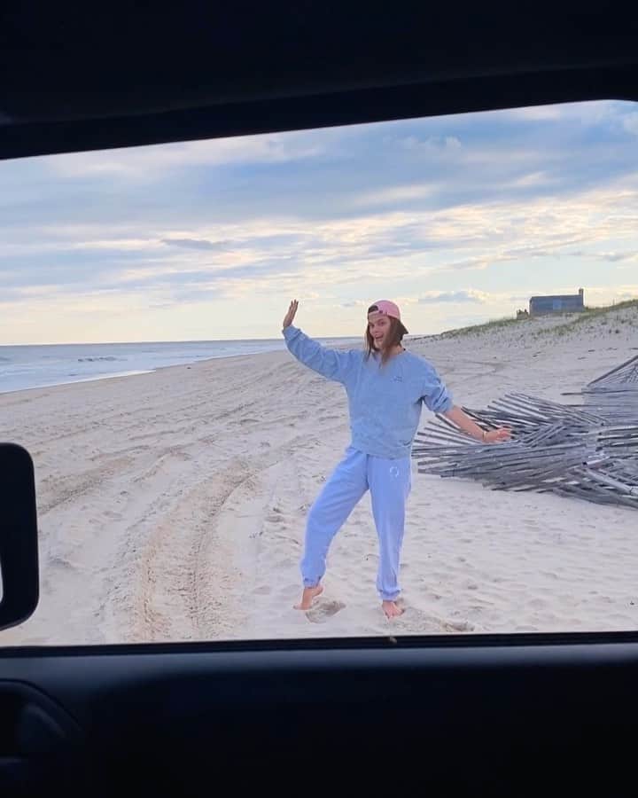 ニーナ・アグダルのインスタグラム：「Just realized I’ve been wearing the same outfit since Monday and also just realized today is Thursday」