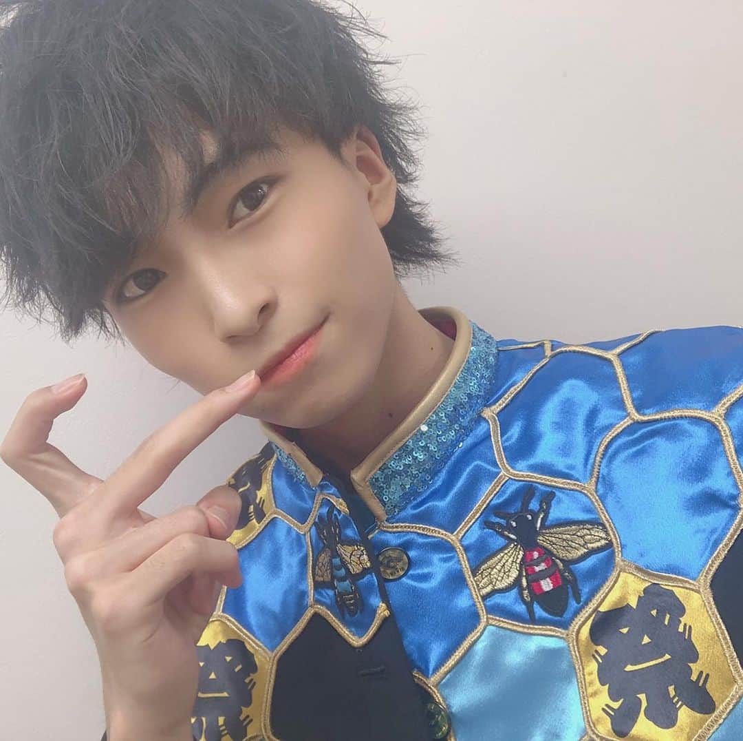 祭nine.のインスタグラム：「どーも！ 祭nine.テーマカラー青！ 髙崎 寿希也です！🙍‍♂️ 最近、🙍‍♂️にハマってる。🙍‍♂️ 語尾に🙍‍♂️をひたすらにつけてる🙍‍♂️ 前に雑誌の撮影があってそのときに自分で服装を選んだんだだ☺️ 暖かくなるのとまだまだ天候にも左右され暖かい春が来るのかわからないというのも込めて 緑色を選んでみた🙍‍♂️ 春カラーは本格的に暖かくなってからかなぁ😊  #祭nine. #じゅっきー　#春、夏大好き人間　＃みんなも語尾に使ってね🙍‍♂️」
