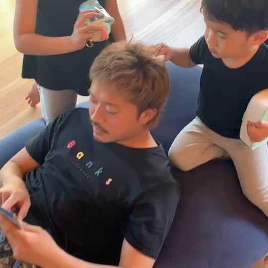 のインスタグラム：「自粛期間中の日常！  #おうち美容院 #美容院ごっこ #ウエットティッシュであたまふかれる。 #楽しい #stayhome  #コバショー  #古林将太 #湘南ベルマーレ」