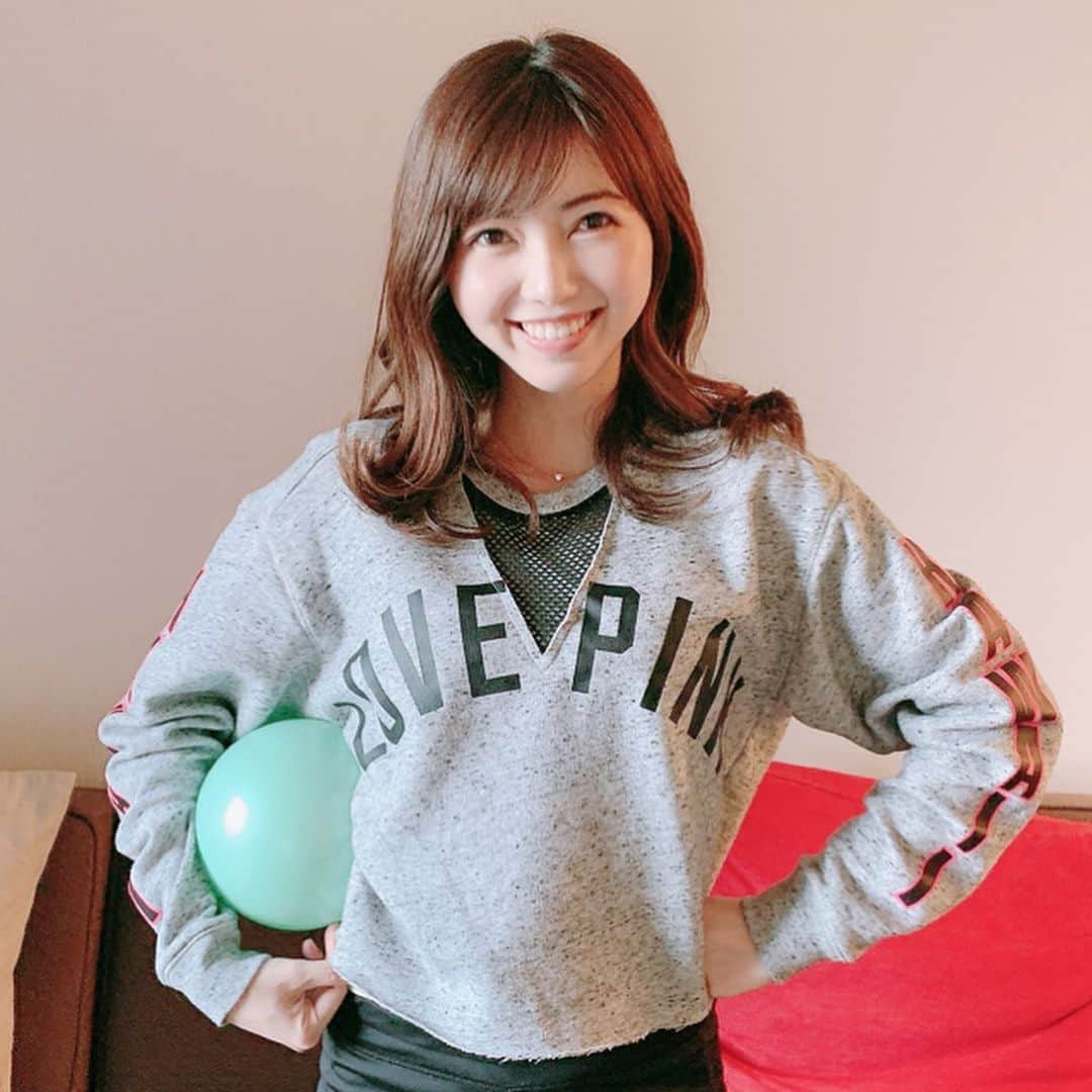 川又智菜美のインスタグラム：「ボールで遊んでみました🏐﻿ ﻿ 他にもテニスのスポンジボールを使って﻿ 遊んだりしましたよ🎾﻿ ﻿ テニスの感覚を忘れないよう﻿ スポンジボールで壁打ちや﻿ ボールつきをしていますが﻿ 思いっきりコートでテニスをできていた時が﻿ 恋しくてたまりません😭﻿ ﻿ ただ今は前を向いて、この状況の中でも﻿ おうちで少しでも楽しんで﻿ 身体を動かせる方法を模索中です👀﻿ ﻿ いい方法あったら教えてください😊﻿ ﻿ #おうち時間 #stayhome #ボール遊び﻿ #バレーもどき #サッカーもどき #テニスもどき 🤣﻿ #テニス女子 #テニス大好き﻿ #セントフォース #アナウンサー #川又智菜美」