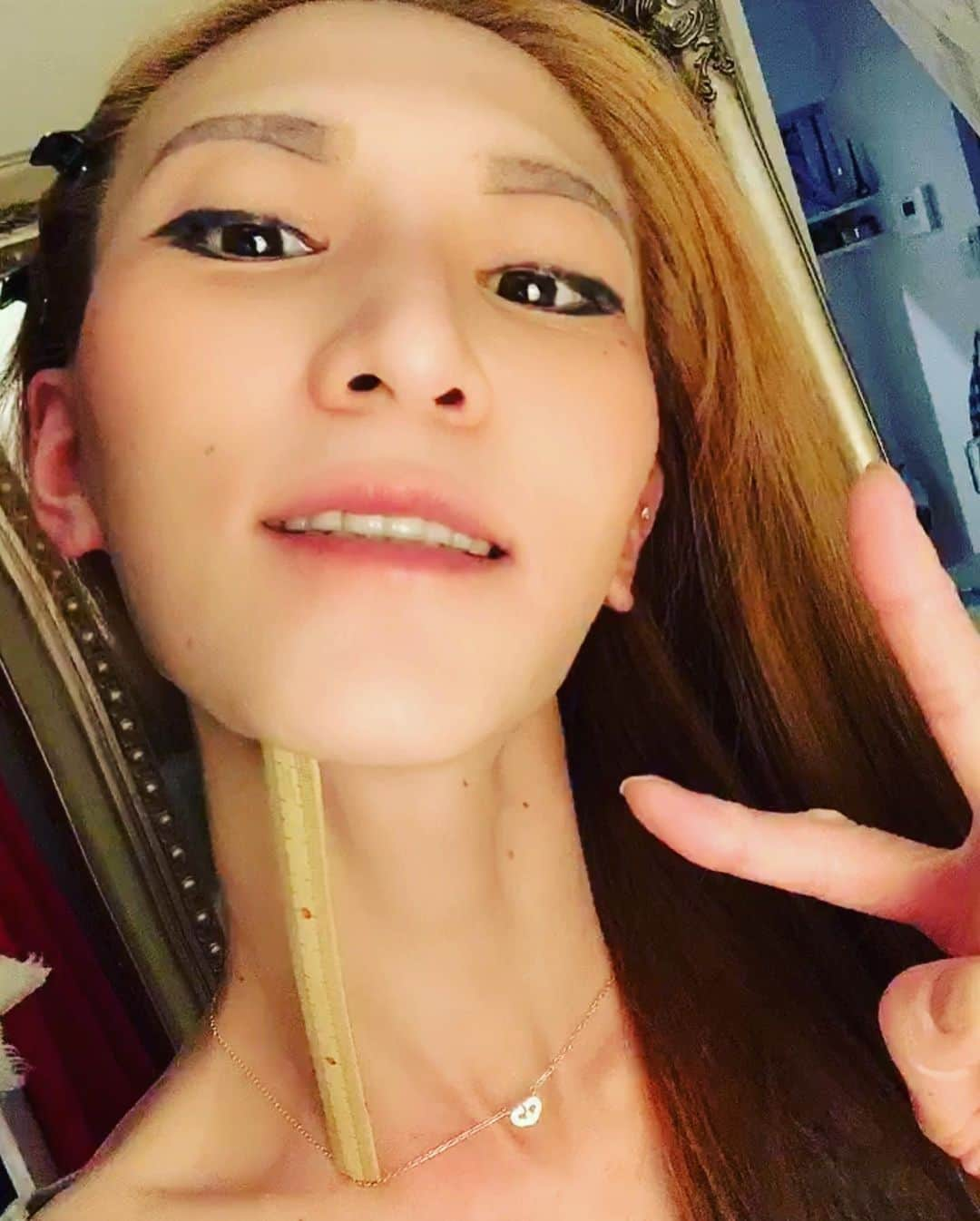 ささきえりさんのインスタグラム写真 - (ささきえりInstagram)「私の特技🤪 ・ ・ 首に15cm物差しが挟まるよ🤪❣️ ・ ・ これ出来るかな？😆🤣 ＊ ＊ ＊ #longneckgang #首長族　#特技　#一発芸　#お金にならない特技　#パジャマはroxy #roxy #首に15cm物差し挟まる女　#最後のページは　#志村けん」5月7日 22時17分 - chaneri_ballet_style