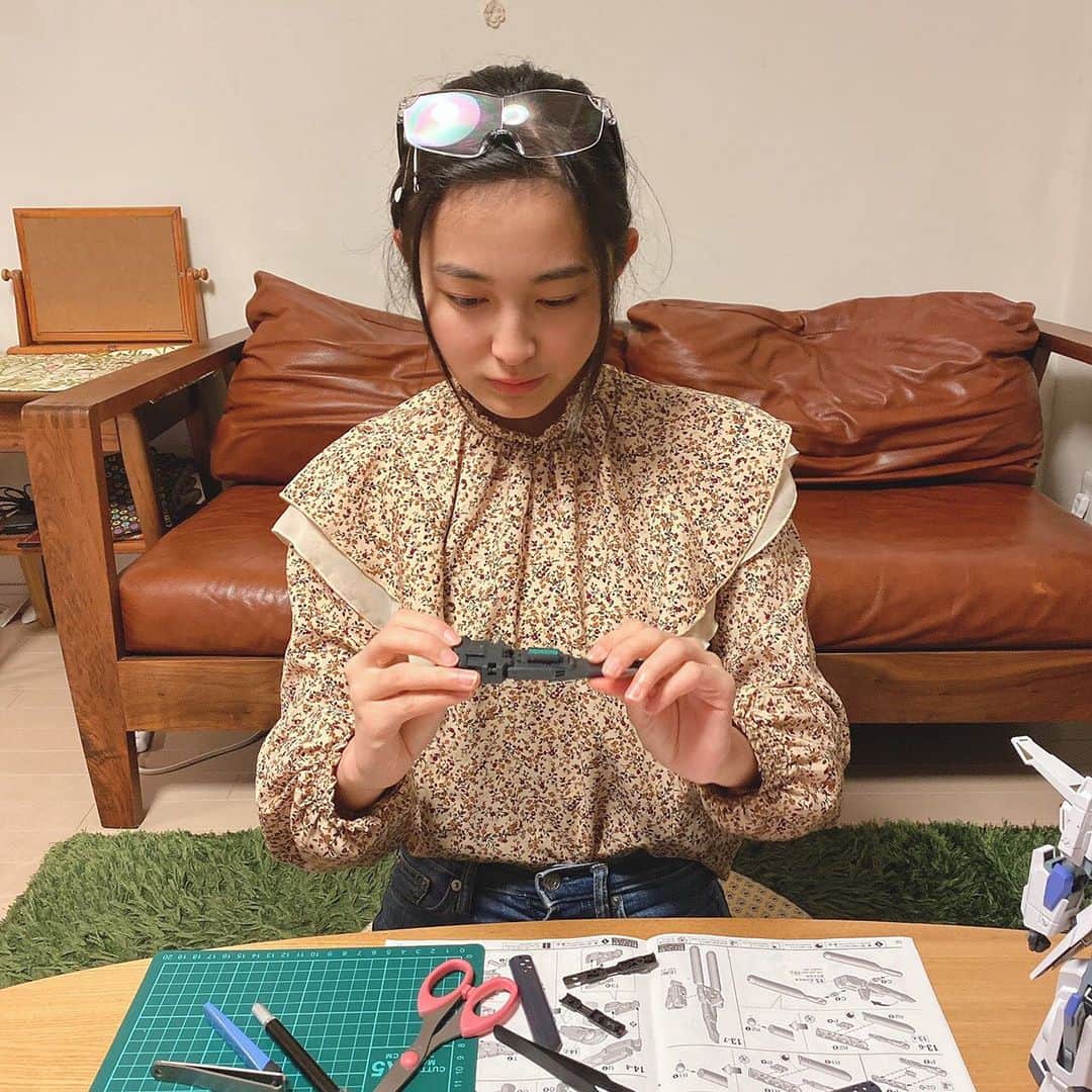 堀口日萌のインスタグラム：「ステイホーム🦜 . まだまだ完成までは遠いな🐛🐸 この百均ルーペ強力すぎてプリクラなしでもお目目ぱっちり🐊 事件の捜査してるみたい🦖🦎🐍 みんないつも何してる？ ひめはテトリスして漫画読んで宿題してる🐢🐉 身体ダルダルやから朝6Geeしないといけん☘️☘️ . #ひめ #ハッシュドタグ #stayhome #ステイホーム #おうち時間 #ガンダム #ガンプラ #スタッフに作ってもらう」
