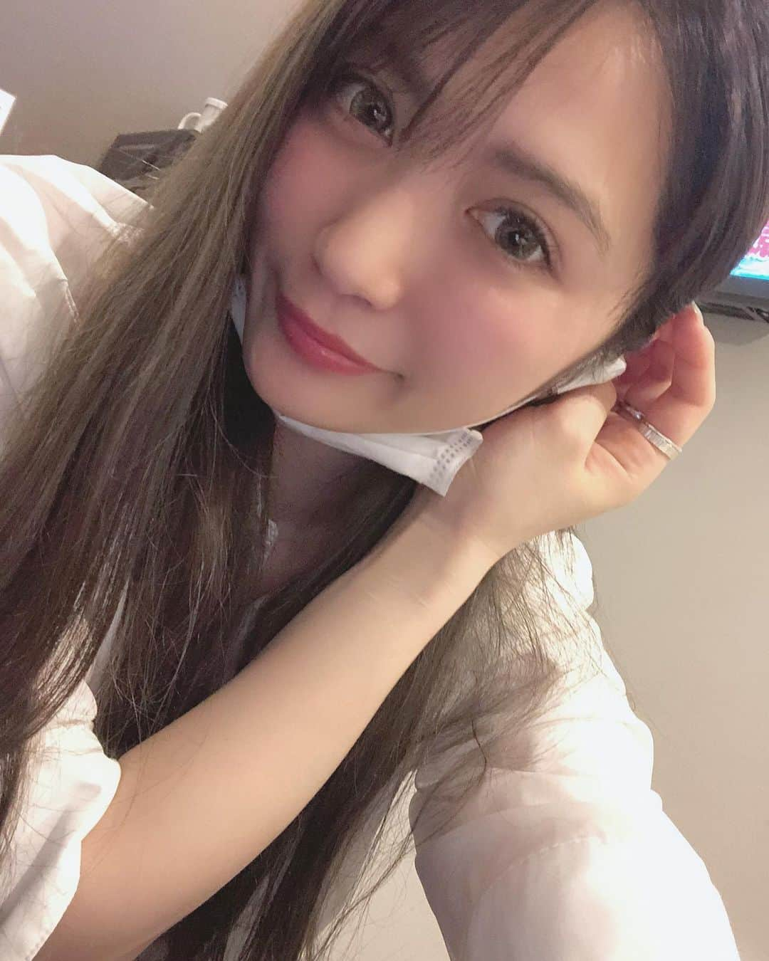 塩崎莉乃さんのインスタグラム写真 - (塩崎莉乃Instagram)「. お出掛けすることもないから基本すっぴん😷 . カラコンと眉マスカラのみやから ちょと加工で誤魔化しといた😐笑 . 最近オンライン飲みってゆーのを 初めてしたんやけど普通におもろかった🤦‍♂️ . @sudio のイヤホン音綺麗し充電の持ちいいから ほんまに助かってる！まだ一回しか充電したことないし。 . . 値段もそんなに高くないよーん🎧 . .  公式サイトから 『15rino』を入力するだけの クーポン利用で15%offやって！ （有効期限：7/31まで） . . . . . . . . . .  #sudio #sudiomoments #PR #イヤフォン #Bluetooth #instagood #instalike #l4l #like4like #スウェーデン #アクティブ #フリーモデル #フリーランス #ナチュラル」5月7日 22時26分 - riinon