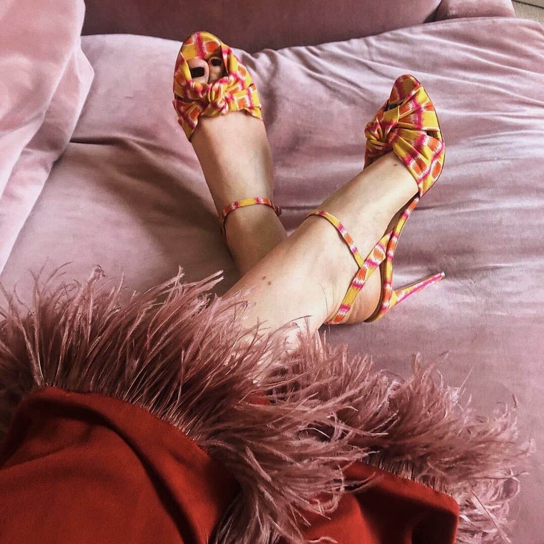 ルパートサンダーソンのインスタグラム：「Bank holiday ready | @styledby_rap wears our Willow sandals in Sunset Mirage ☀️ | #Regram #DancingShoes #HighHeels #RupertSanderson」