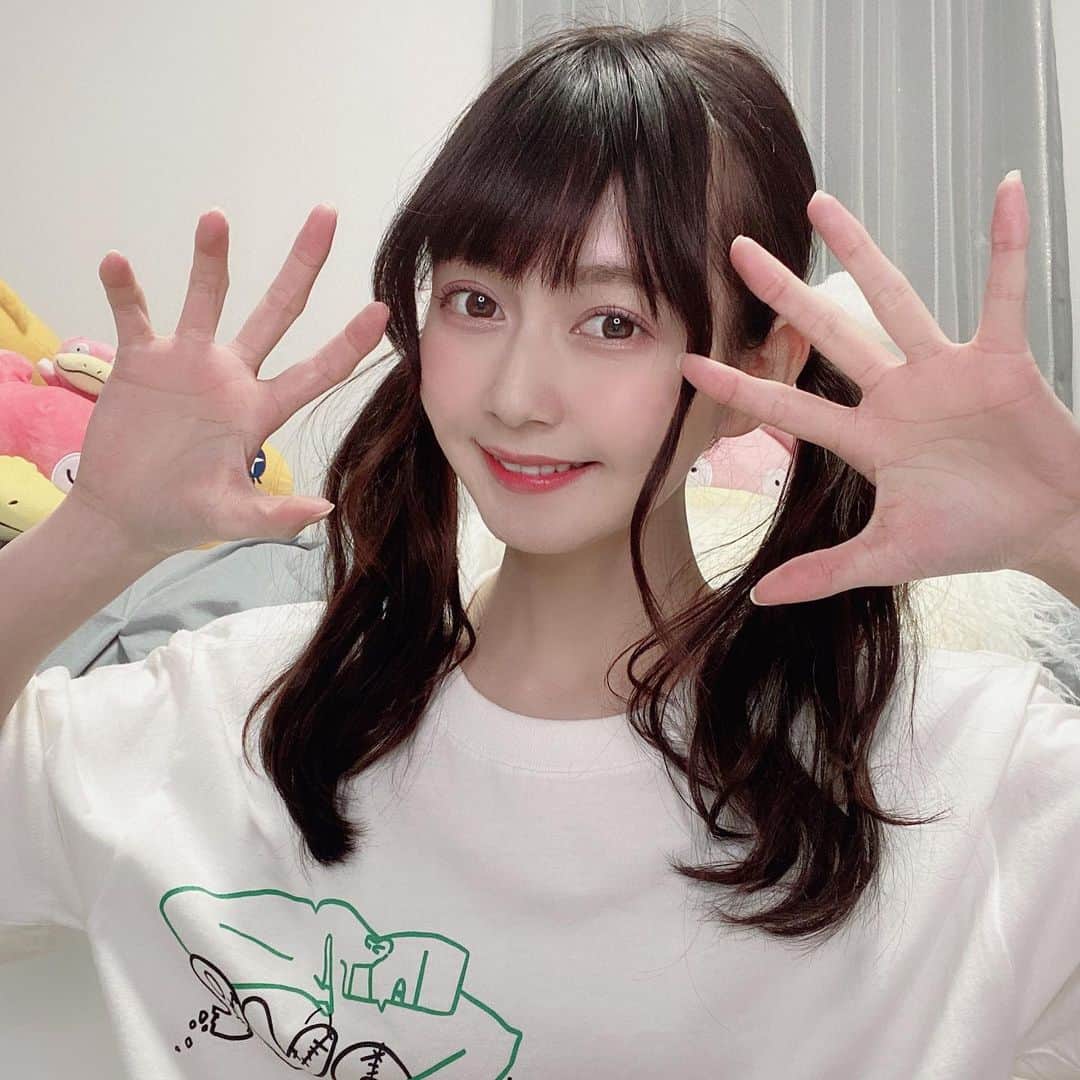金久保マユ（ぼんぼん）のインスタグラム：「ホリデジの景井ひなちゃんがデザインのチャリティーTシャツがホリデジ商店で購入できます！ . https://t.co/CnCZujD4LU?amp=1 . . 売り上げは日本赤十字社に寄付されます。30枚に1枚の確率でタレントのチェキも📷 . お家で着られるかわいいTシャツ嬉しい🥺しかも布用のペンも入ってて、自分でアレンジできます！！私もあとでアレンジしゅる。みんなもアレンジしたら見せて！！ . . #stayhome  #ホリデジ#おうち#home#Tシャツ#チャリティー#かわいい#ツインテール #メイク#ピンクメイク#ぱっつん#ヘアアレンジ#おうち時間#おうち時間を楽しむ#おうち時間を楽しもう#落書き#アレンジ#ヒロインメイク#かわいい#かわいくなりたい#フォロー#美意識向上#きょコ#写真 #room#instafashion#love#cute#japan#animegirl#followｍe」