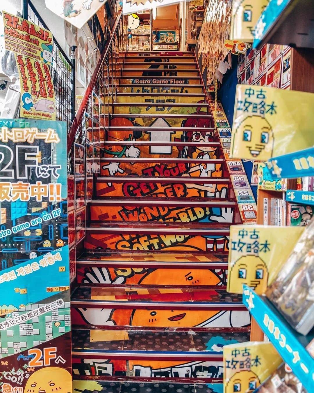 Osaka Bob（大阪観光局公式キャラクター）さんのインスタグラム写真 - (Osaka Bob（大阪観光局公式キャラクター）Instagram)「“Get your wonder soft world!” Who knows where you can find this special staircase in Osaka? 😉by @monimortins  旅行できるようになったら行きたいスポットの一つ！ レトロな日本のゲームがたくさんあるスーパーポテト🎮 大阪にはまだまだ僕も知らない場所がたくさんあってワクワクする♪————————————————————— #maido #withOsakaBob #OSAKA #osakatrip #japan #nihon #OsakaJapan #大坂 #오사카 #大阪 #Оsака #Осака #โอซาก้า  #大阪観光 #retrogame」5月7日 22時43分 - maido_osaka_bob