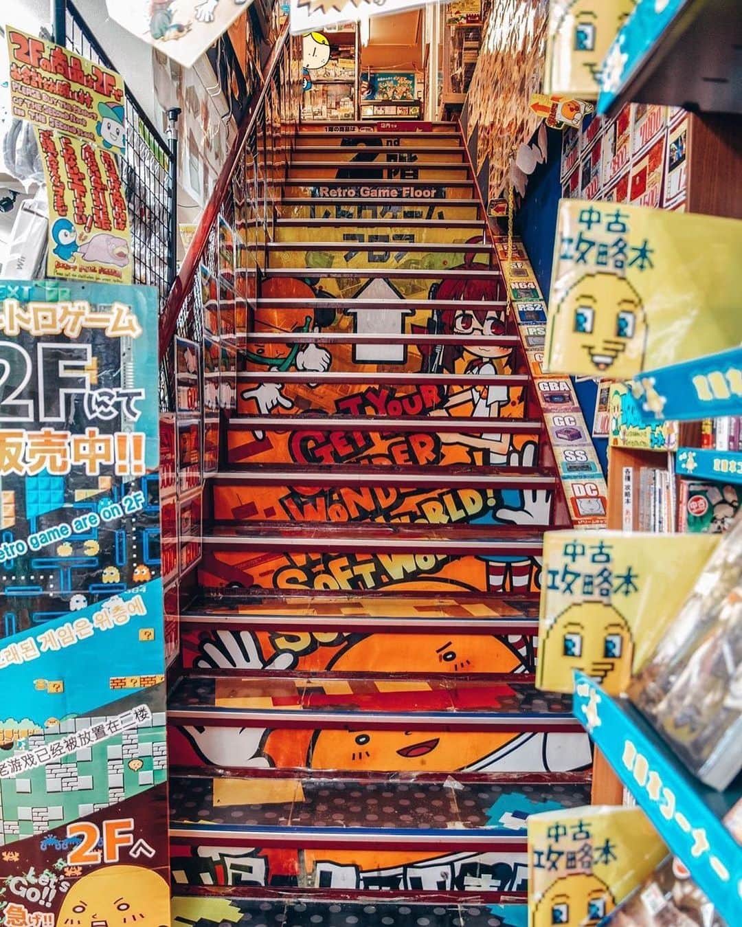 のインスタグラム：「“Get your wonder soft world!” Who knows where you can find this special staircase in Osaka? 😉by @monimortins  旅行できるようになったら行きたいスポットの一つ！ レトロな日本のゲームがたくさんあるスーパーポテト🎮 大阪にはまだまだ僕も知らない場所がたくさんあってワクワクする♪————————————————————— #maido #withOsakaBob #OSAKA #osakatrip #japan #nihon #OsakaJapan #大坂 #오사카 #大阪 #Оsака #Осака #โอซาก้า  #大阪観光 #retrogame」