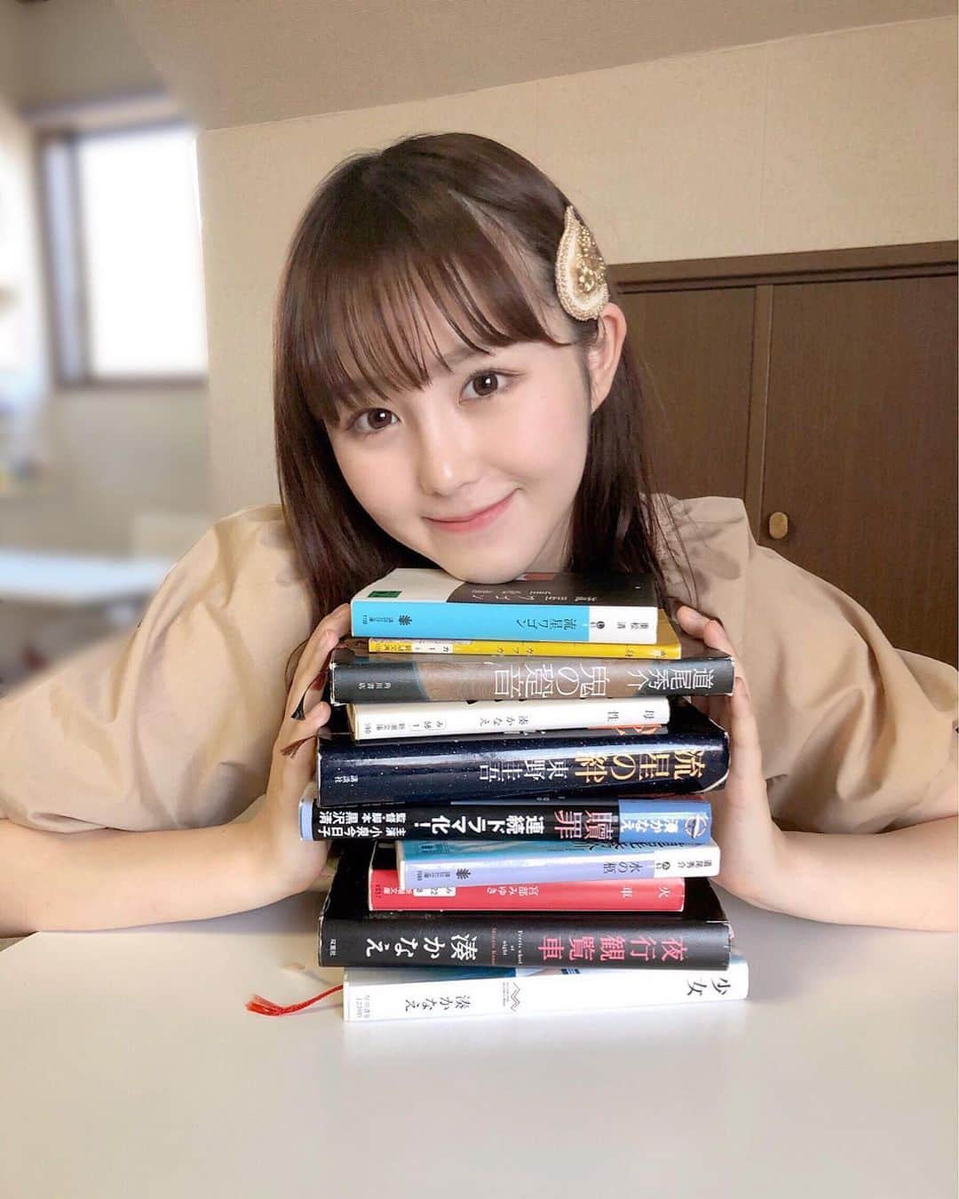 伊藤小春のインスタグラム：「・﻿ 前の投稿の続きです🧸📚﻿ 長くなっちゃってごめんちゃい♡♡﻿ ﻿ ﻿ ﻿ ﻿ #贖罪 / 湊かなえ﻿ 娘を殺された母親が、事件現場に居合わせた4人の女の子たちに「犯人を見つけなさい、それができないのなら私が納得できる償いをしなさい」と言った事で全てが始まります（理不尽な…）﻿ その言葉と事件のトラウマを抱えたまま大人になった4人が、それぞれの「償い」を遂げて行きます。壊れていく4人に「もうやめて！あなた達は悪くないから！」と叫びたくなります😭伏線と胸糞悪さが凄いです。湊かなえさんのイヤミスの中でも超イヤミス。﻿でもやっぱり面白い。。 ﻿ ﻿ ﻿ #火車　/ 宮部みゆき﻿ 休職中の刑事が、知り合いから失踪した婚約者の捜索を頼まれます。なかなか見つからず色々な情報を集めていくうちに、彼女の抱えていた闇、失踪した理由、そしてある事実が浮き彫りになっていきます。読んだ当時中1だった私に「クレジットカードは怖いもの」という事を深く擦り込んだ作品です。笑﻿ ﻿ ﻿ #流星ワゴン　/ 重松清﻿ 「死んでもいいな」と考えていた男の前に、事故で死んだ親子の乗る車が止まります。時間の流れに取り残されたその車は、男を人生の分岐点へ連れて行きます。そこで初めて家族と向き合い、なんとかしてやり直そうと奮闘する様子に感動しました。この話は人が殺されません！！！！！笑﻿ ﻿ ﻿ #母性　/ 湊かなえ﻿ 庭で女子高生の死体が見つかり「事件か、事故か」という所から始まります。﻿ 母親の視点と娘の視点で展開していくので、母親と娘、どちらに感情移入して読むかで180度違うストーリーに感じると思います。中3の時、東京発の新幹線で読み、名古屋に着いた時には歩く気力も残っていませんでした😇﻿ ﻿ #変身 / カフカ﻿ 主人公が朝目覚めると巨大な虫になっていた、というもの凄く変わった話です。たぶんムカデ？ワラジムシ？そういう感じの虫なんじゃないかな…﻿ 100ページ程しかなくて短いですが、虫とその家族の様子に引き込まれてしまいました。これを読んだ日の夜はマジで虫になる夢を見て最悪でした。笑﻿ ﻿ ﻿ #水の柩　/ 道尾秀介﻿ 「普通」に嘆く14歳の主人公が、「普通」を欲する同級生の少女と親しくなり、タイムカプセルを掘り返す手伝いを頼まれます。そんな中で祖母の隠し続けてきた秘密を知ってしまったり… 普通に戻りたいとさえ思うようになります。﻿ とっても純粋な小春ちゃんなので、道尾秀介さんの仕掛けた罠にまんまとかかりました。﻿ ﻿ ﻿ ﻿ ﻿ 以上です！！﻿ 要約力がないせいで凄いボリュームの投稿になってしまいましたが……一冊でも「これ気になるな〜」って思ってもらえてたら幸いです🥺💖﻿ ﻿ #おうち時間  #おすすめの本」