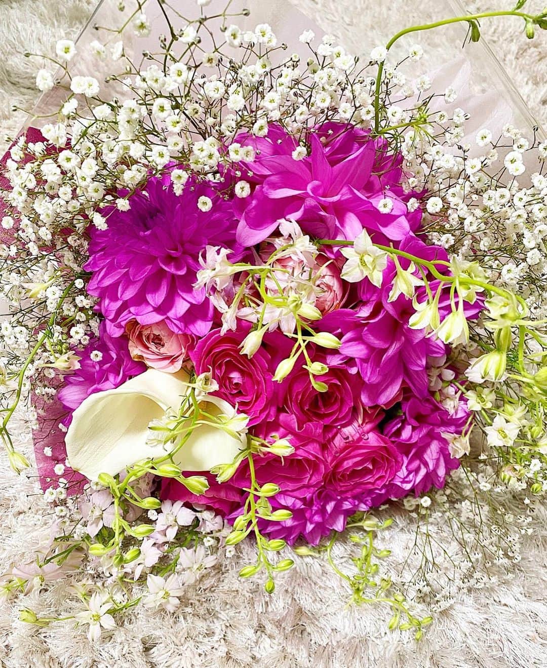 大槻瞳さんのインスタグラム写真 - (大槻瞳Instagram)「今日届いたお花も加えたら、最高な絵になった🤣💐 . もはや食卓じゃない🤣 . 温かい友人ばかりで、本当に本当に自慢です。 .  #bouquet #flowers #stayhome #おうち時間　#mybesties」5月7日 22時46分 - hitomi_otsuki_55