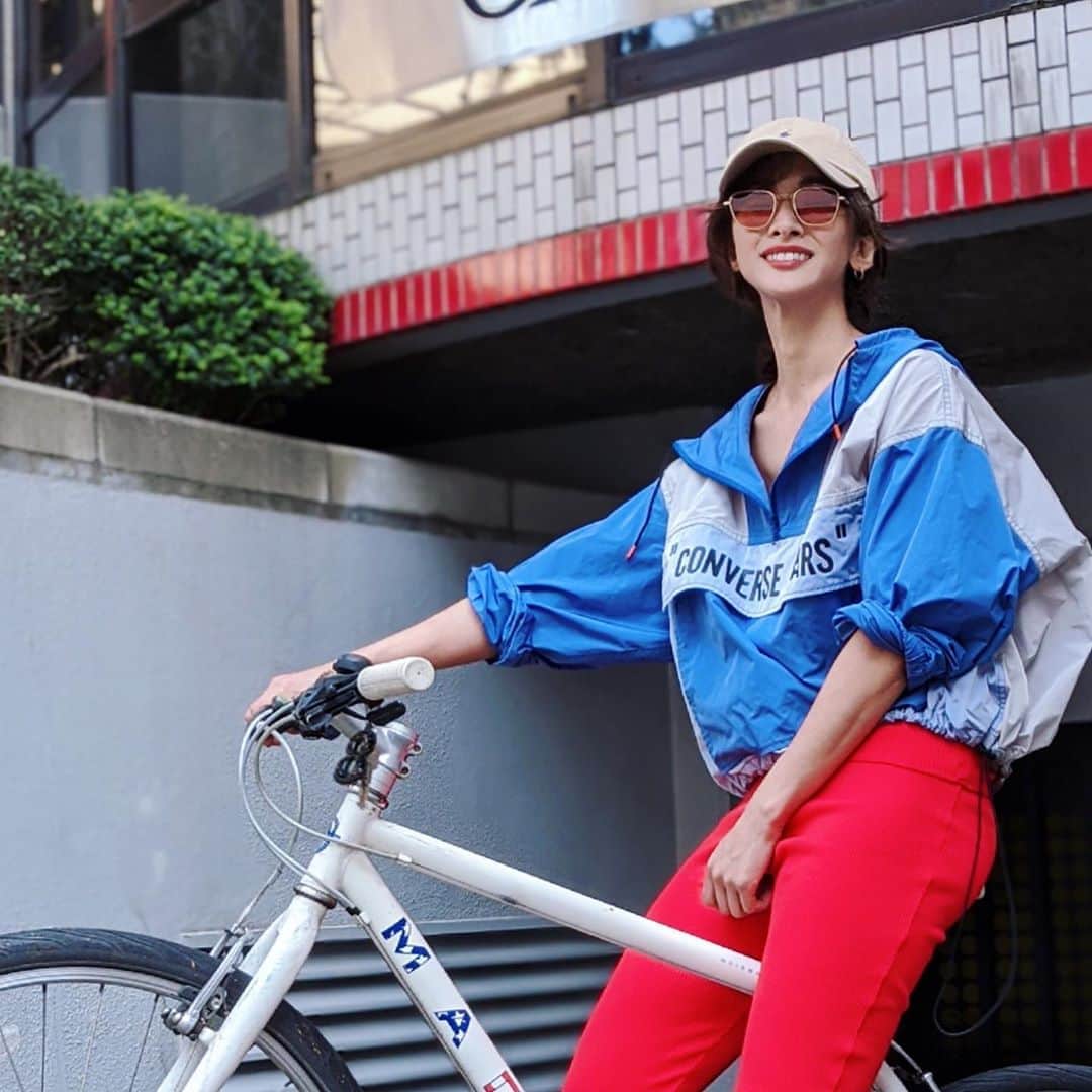 Yoshiko Kris-Webb クリス-ウェブ佳子さんのインスタグラム写真 - (Yoshiko Kris-Webb クリス-ウェブ佳子Instagram)「If you can ride, ride! 久しぶりに自転車🚲事故ってから怖くてスピードは出せないけれども！気持ち良かったです✨」5月7日 22時51分 - tokyodame