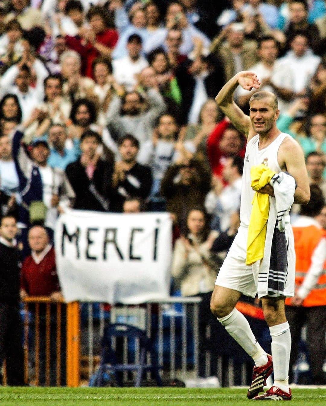 レアル・マドリードさんのインスタグラム写真 - (レアル・マドリードInstagram)「✨ Fourteen years ago today... @Zidane played his last match at the Bernabéu. - ⏳ Hoy hace 14 años que @Zidane jugó su último partido en el Bernabéu. #RMFansEnCasa | #RMHistory」5月7日 22時51分 - realmadrid