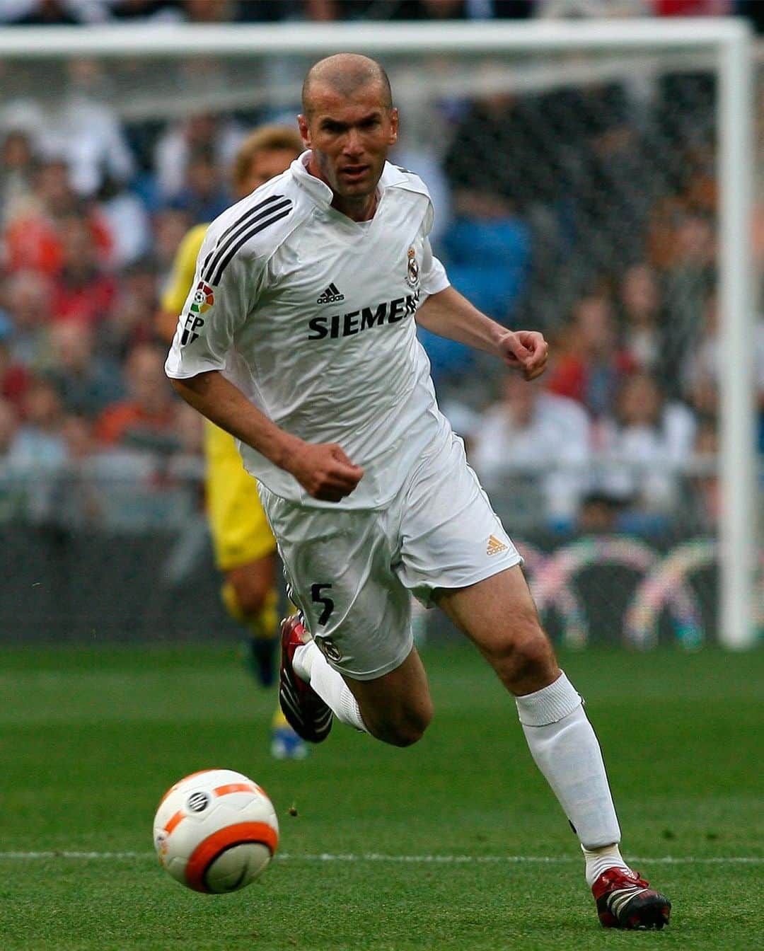 レアル・マドリードさんのインスタグラム写真 - (レアル・マドリードInstagram)「✨ Fourteen years ago today... @Zidane played his last match at the Bernabéu. - ⏳ Hoy hace 14 años que @Zidane jugó su último partido en el Bernabéu. #RMFansEnCasa | #RMHistory」5月7日 22時51分 - realmadrid