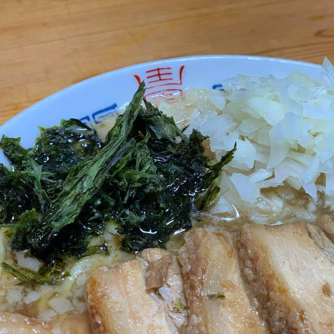 クック井上。さんのインスタグラム写真 - (クック井上。Instagram)「【#飯テロ御免ください】  我が家では、自家製チャーシュー＆脂を煮出した背脂を常備→最近 #家二郎 にハマっているが、今日は、#燕三条系。  岩海苔と玉ねぎ、うまーい。 今度はもう少し、背脂攻めよう。  #燕三条 #新潟 #燕三条ラーメン #背脂ちゃっちゃ系 #背脂チャッチャ系  #燕三条系ラーメン #新型コロナウイルス #新型コロナウイルス対策 #麺スタグラム #自家製ラーメン #ラーメン #Rahmen #rahmenjiro #ステイホーム #飯テロ #stayhome #cooking #グルメ #野菜ソムリエ #アスリートフードマイスター #フードコーディネーター #食育インストラクター #bbqインストラクター #料理研究家 #料理男子 #料理芸人 #クック井上。」5月7日 22時58分 - cook_inoue