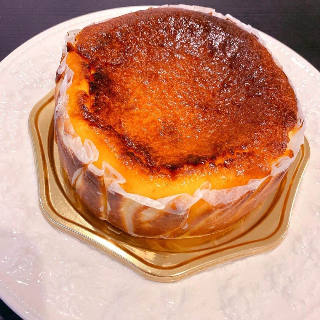 大堀恵さんのインスタグラム写真 - (大堀恵Instagram)「絶品チーズケーキ！！！ 香りがもう、、💕🤣 しっとり美味し過ぎました🍴💕しあわせ。 保田圭ちゃんありがとうございます🙏💕」5月7日 23時00分 - ohorimegumi