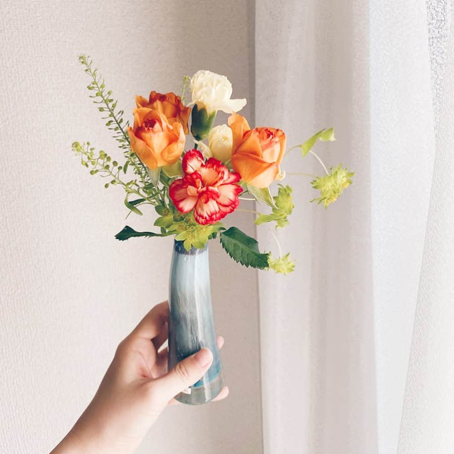 unoのインスタグラム：「職場の後輩に勧めてもらって始めてみたお花の定期便💐 よく見かけてたのでやってみたかったのですが、いざ届いてみるとなんと可愛い組み合わせ…！ お花屋さんになかなか最近行けなかったのですごく嬉しい😊 選択肢があって好きなタイプのお花を選べたりするのも親切。 どんな風に来るんだろうと思ってましたが、2枚目みたいな形でポスト投函されるようです。 ㅤㅤㅤㅤㅤㅤㅤㅤㅤㅤㅤㅤㅤ これからお花のある暮らし、ゆるりと楽しみます✨ ㅤㅤㅤㅤㅤㅤㅤㅤㅤㅤㅤㅤㅤ 今回、後輩のクーポンコード使わせてもらったので 私もここに貼っておきます〜！ お花2回分無料になるそうです。 ㅤㅤㅤㅤㅤㅤㅤㅤㅤㅤㅤㅤㅤ FLOWER｜かわいいお花がポストに届く、2週間に1度の定期便 https://flowr.is ㅤㅤㅤㅤㅤㅤㅤㅤㅤㅤㅤㅤㅤ 注文時に招待コード『BEWQ』を入力すると、 ブーケプラン（500円）が2回無料でお試しできます。 ㅤㅤㅤㅤㅤㅤㅤㅤㅤㅤㅤㅤㅤ #flower_is #お花のある暮らしはじめました」