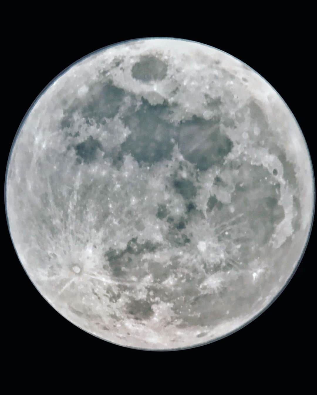 アンミカさんのインスタグラム写真 - (アンミカInstagram)「旦那様がお気に入りの天体望遠鏡で撮影した、今日の蠍座の満月エネルギーをシェアしますね🌕♏️✨ 。 7(木) 19:46に蠍座の位置で満月🌕を迎えました♏️ 満月のお祈りに良い時間は7(木)19:46〜8(金)11:39です🌕✨✨ 。 5月の満月は 【ウエサク満月】 と呼ばれ、天界と地上の間のゲートが開いて強いエネルギーが降り注ぐ日 だと言われています🌕✨✨ 。 蠍座の受け取るエネルギーと星の配置から、マイナスをプラスに転換し、感謝の気持ちを取り戻すのに素晴らしい日なのだとか❣️😊 。 外出自粛中の 【蠍座満月】 は、ネガ→ポジの気持ちで物事の明るい側面に心の標準合わせて、受け継がれてきた今の命に感謝を込めて、コロナの一刻も早い収束からの終息と、ご先祖様に手を合わせたり、神棚や仏壇をキレイにすることに時間を使いませんか？☺️ 。 コンプレックスの見直しにも良いので、個性と捉えて、新しいヘアメイクやファッションにチャレンジすべく、家で自分と向き合うのも良いですね😊 。 同じ空を見上げましょうね😊 。 #ウエサクという言葉はインド暦の第２月ヴァイシャーカが変化したものだそうです。 #お釈迦さまの誕生日や悟りを開いた日やお亡くなりになられた日がすべて５月の満月の夜だったことから世界各地でウエサク満月祈りを捧げるお祭りが！ #日本では京都の鞍馬寺の5月満月祭ウエサク祭が有名 #明日はTBSグッとラックに朝8時から9時55分まで出演します。 @theodoremillertokyo 撮影📸 #fullmoon #hllspd #新しい生活様式  #医療従事者に感謝とエールを」5月7日 23時05分 - ahnmikaofficial