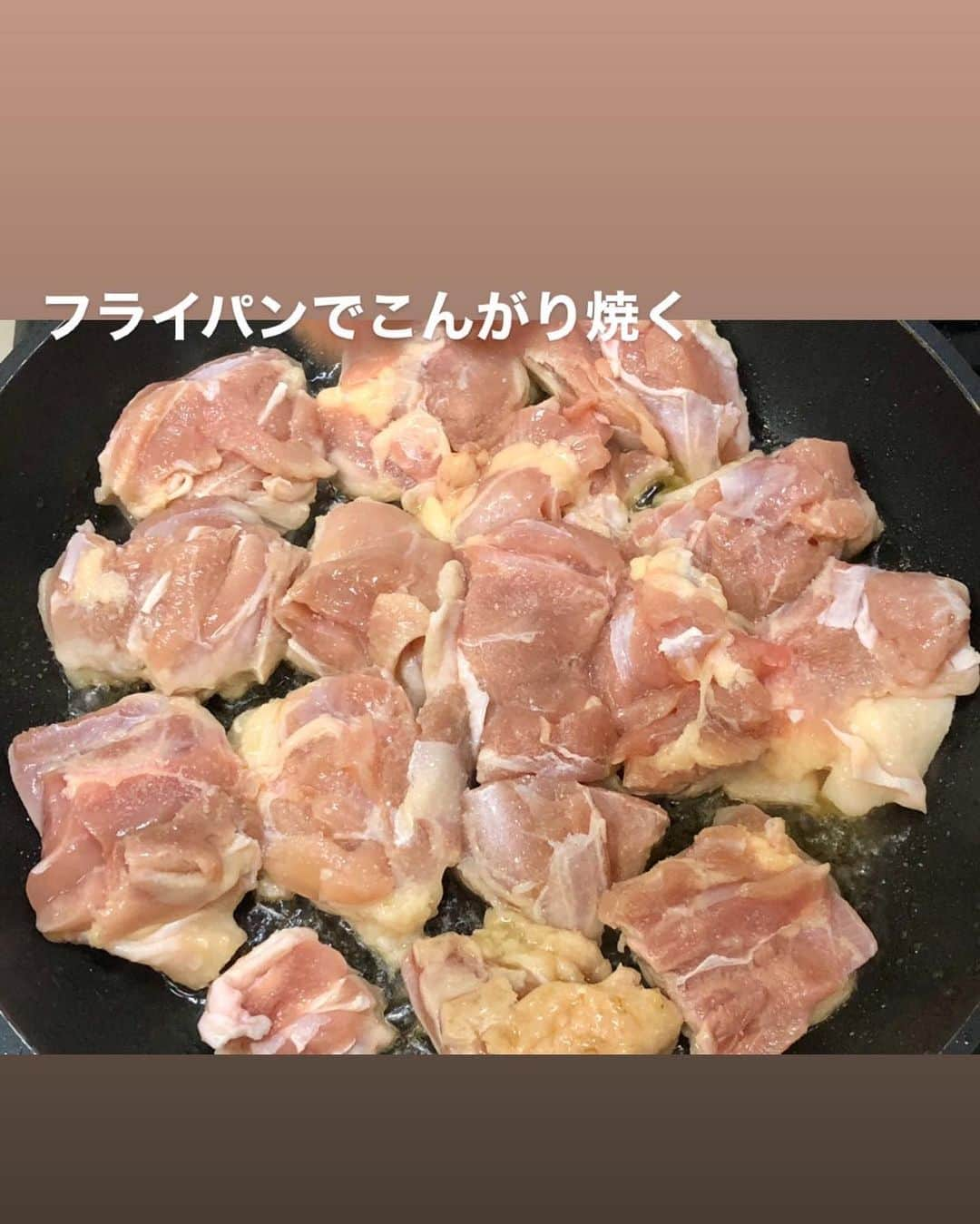 utoshさんのインスタグラム写真 - (utoshInstagram)「【レシピ画像付】白菜と鶏もも肉のワイン蒸し！﻿ ﻿ 家飲みにぜひ作ってほしい「白菜と鶏もも肉のワイン蒸し」。﻿ 白ワイン蒸しはワインの甘さがぎゅっと濃縮するので野菜がおいしい。今回は鶏肉のうまみとワインのうまみがギュッとしみ込んだ白菜がおいしいです。﻿ ﻿ この料理を作れば、フレンチやイタリアンのバルで飲んでる気分になれる事間違いなしです！﻿ ぜひ作ってみてください。﻿ ﻿ レシピはこちら↓﻿ ﻿ ＿＿＿＿＿＿＿﻿ ﻿ 白菜と鶏もも肉のワイン蒸し（2人分）﻿ ﻿ 【材料】﻿ 鶏もも肉 2枚﻿ 白菜 200g﻿ ﻿ 白ワイン 100ml﻿ アンチョビ 3枚﻿ ﻿ 塩 ひとつまみ﻿ オリーブオイル　大さじ1﻿ ﻿ ※粒マスタードなどで食べると美味しい。﻿ ﻿ 【作り方】﻿ （1）鶏もも肉は8等分にする。白菜はざく切りにする。アンチョビはみじん切りにする。﻿ ﻿ （2）フライパンに油を引き、鶏もも肉を皮目から両面転がしながら5分くらい焼く。﻿ ﻿ （3）油が出るので、その油はクッキングシートなどで拭き取る（斜めにしてスプーンで取り除いたりしても）﻿ ﻿ （4）白菜とアンチョビ、白ワインを入れて、蓋をして4分くらい蒸し焼きにする、ワインの水分がなくなって来たら最後に塩をふって味を整えて完成。（お酒と合わせるなら、塩を少し多めにふると美味しい）﻿ お好みで黒こしょうとパプリカパウダーをかける。（パプリカパウダーは見た目重視の時に便利です）﻿ ﻿ ＿＿＿＿＿＿＿﻿ ﻿ ぜひ作ってみてください。﻿ No local No food おいしく楽しく！﻿ ﻿ ﻿ #鶏もも肉 #ワイン蒸し﻿ #ややはつレシピ #とりあえず野菜食﻿ ﻿ #ellegourmet#lunch#brunch#breakfast#foodporn#instagramjapan#vsco#IGersJP#onthetable#ランチ#おうちカフェ#うちごはん#暮らし#フーディーテーブル﻿ #cooking #おうちごはん#朝ごはん#japanesebreakfast」5月7日 23時07分 - utosh