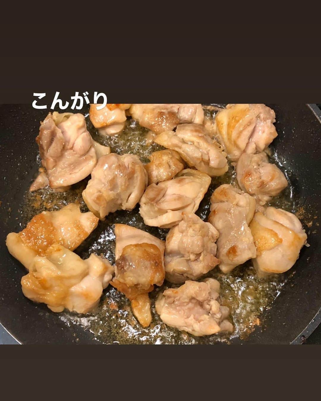 utoshさんのインスタグラム写真 - (utoshInstagram)「【レシピ画像付】白菜と鶏もも肉のワイン蒸し！﻿ ﻿ 家飲みにぜひ作ってほしい「白菜と鶏もも肉のワイン蒸し」。﻿ 白ワイン蒸しはワインの甘さがぎゅっと濃縮するので野菜がおいしい。今回は鶏肉のうまみとワインのうまみがギュッとしみ込んだ白菜がおいしいです。﻿ ﻿ この料理を作れば、フレンチやイタリアンのバルで飲んでる気分になれる事間違いなしです！﻿ ぜひ作ってみてください。﻿ ﻿ レシピはこちら↓﻿ ﻿ ＿＿＿＿＿＿＿﻿ ﻿ 白菜と鶏もも肉のワイン蒸し（2人分）﻿ ﻿ 【材料】﻿ 鶏もも肉 2枚﻿ 白菜 200g﻿ ﻿ 白ワイン 100ml﻿ アンチョビ 3枚﻿ ﻿ 塩 ひとつまみ﻿ オリーブオイル　大さじ1﻿ ﻿ ※粒マスタードなどで食べると美味しい。﻿ ﻿ 【作り方】﻿ （1）鶏もも肉は8等分にする。白菜はざく切りにする。アンチョビはみじん切りにする。﻿ ﻿ （2）フライパンに油を引き、鶏もも肉を皮目から両面転がしながら5分くらい焼く。﻿ ﻿ （3）油が出るので、その油はクッキングシートなどで拭き取る（斜めにしてスプーンで取り除いたりしても）﻿ ﻿ （4）白菜とアンチョビ、白ワインを入れて、蓋をして4分くらい蒸し焼きにする、ワインの水分がなくなって来たら最後に塩をふって味を整えて完成。（お酒と合わせるなら、塩を少し多めにふると美味しい）﻿ お好みで黒こしょうとパプリカパウダーをかける。（パプリカパウダーは見た目重視の時に便利です）﻿ ﻿ ＿＿＿＿＿＿＿﻿ ﻿ ぜひ作ってみてください。﻿ No local No food おいしく楽しく！﻿ ﻿ ﻿ #鶏もも肉 #ワイン蒸し﻿ #ややはつレシピ #とりあえず野菜食﻿ ﻿ #ellegourmet#lunch#brunch#breakfast#foodporn#instagramjapan#vsco#IGersJP#onthetable#ランチ#おうちカフェ#うちごはん#暮らし#フーディーテーブル﻿ #cooking #おうちごはん#朝ごはん#japanesebreakfast」5月7日 23時07分 - utosh