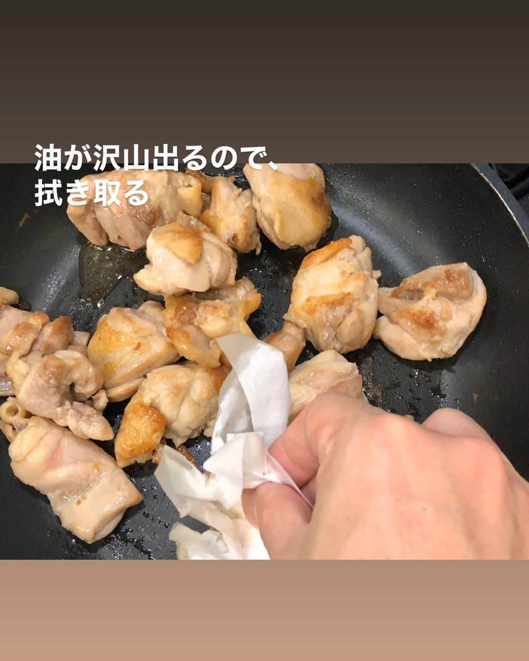 utoshさんのインスタグラム写真 - (utoshInstagram)「【レシピ画像付】白菜と鶏もも肉のワイン蒸し！﻿ ﻿ 家飲みにぜひ作ってほしい「白菜と鶏もも肉のワイン蒸し」。﻿ 白ワイン蒸しはワインの甘さがぎゅっと濃縮するので野菜がおいしい。今回は鶏肉のうまみとワインのうまみがギュッとしみ込んだ白菜がおいしいです。﻿ ﻿ この料理を作れば、フレンチやイタリアンのバルで飲んでる気分になれる事間違いなしです！﻿ ぜひ作ってみてください。﻿ ﻿ レシピはこちら↓﻿ ﻿ ＿＿＿＿＿＿＿﻿ ﻿ 白菜と鶏もも肉のワイン蒸し（2人分）﻿ ﻿ 【材料】﻿ 鶏もも肉 2枚﻿ 白菜 200g﻿ ﻿ 白ワイン 100ml﻿ アンチョビ 3枚﻿ ﻿ 塩 ひとつまみ﻿ オリーブオイル　大さじ1﻿ ﻿ ※粒マスタードなどで食べると美味しい。﻿ ﻿ 【作り方】﻿ （1）鶏もも肉は8等分にする。白菜はざく切りにする。アンチョビはみじん切りにする。﻿ ﻿ （2）フライパンに油を引き、鶏もも肉を皮目から両面転がしながら5分くらい焼く。﻿ ﻿ （3）油が出るので、その油はクッキングシートなどで拭き取る（斜めにしてスプーンで取り除いたりしても）﻿ ﻿ （4）白菜とアンチョビ、白ワインを入れて、蓋をして4分くらい蒸し焼きにする、ワインの水分がなくなって来たら最後に塩をふって味を整えて完成。（お酒と合わせるなら、塩を少し多めにふると美味しい）﻿ お好みで黒こしょうとパプリカパウダーをかける。（パプリカパウダーは見た目重視の時に便利です）﻿ ﻿ ＿＿＿＿＿＿＿﻿ ﻿ ぜひ作ってみてください。﻿ No local No food おいしく楽しく！﻿ ﻿ ﻿ #鶏もも肉 #ワイン蒸し﻿ #ややはつレシピ #とりあえず野菜食﻿ ﻿ #ellegourmet#lunch#brunch#breakfast#foodporn#instagramjapan#vsco#IGersJP#onthetable#ランチ#おうちカフェ#うちごはん#暮らし#フーディーテーブル﻿ #cooking #おうちごはん#朝ごはん#japanesebreakfast」5月7日 23時07分 - utosh