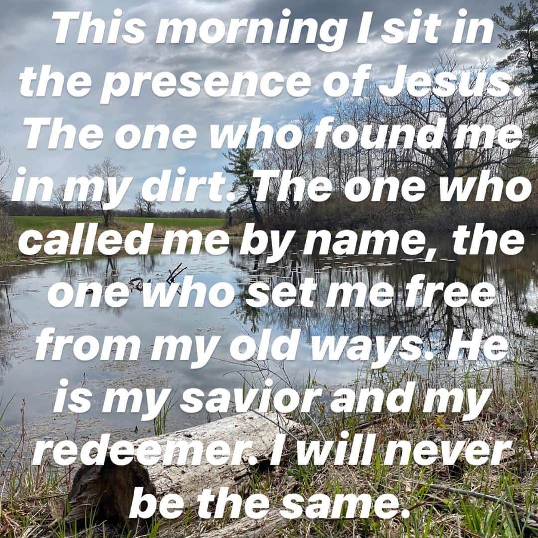ジャスティン・ビーバーさんのインスタグラム写真 - (ジャスティン・ビーバーInstagram)「This morning I sit in the presence of Jesus. The one who found me in my dirt. The one who called me by name, the one who set me free from my old ways. He is my savior and my redeemer. I will never be the same.」5月7日 23時09分 - justinbieber