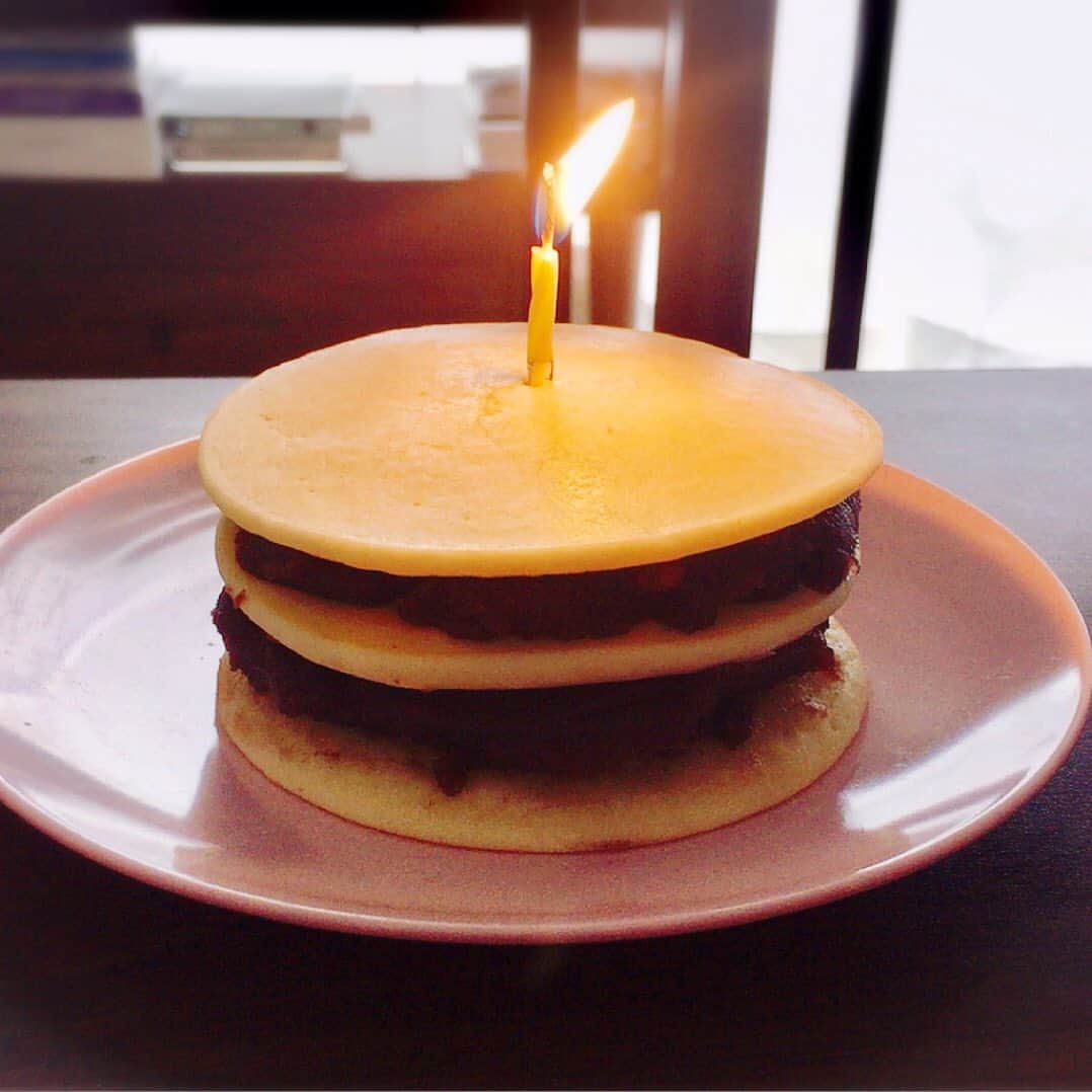 新田恵海さんのインスタグラム写真 - (新田恵海Instagram)「5月5日は、森園立夏＆リッカ・グリーンウッドの誕生日でした🎏✨ 私も米粉のパンケーキとあんこで、和菓子風どら焼きケーキを作ってお祝いしましたよ🎂💕 今年もたくさんの方が立夏さん&リッカさんをお祝いしてくれて、とても嬉しかったです♪ 「和菓子が好き」くらいしか彼女との共通点はないけれど、私にとってはずっと特別な存在です💛  100年後...はちょっと現実的じゃないけど、10年後もみなさんとお祝いできたら幸せですね😚  改めて。。 Happy Birthday RICCA🌸🌸🌸 #DCIII #森園立夏 #リッカグリーンウッド」5月7日 23時23分 - tnstagram1210