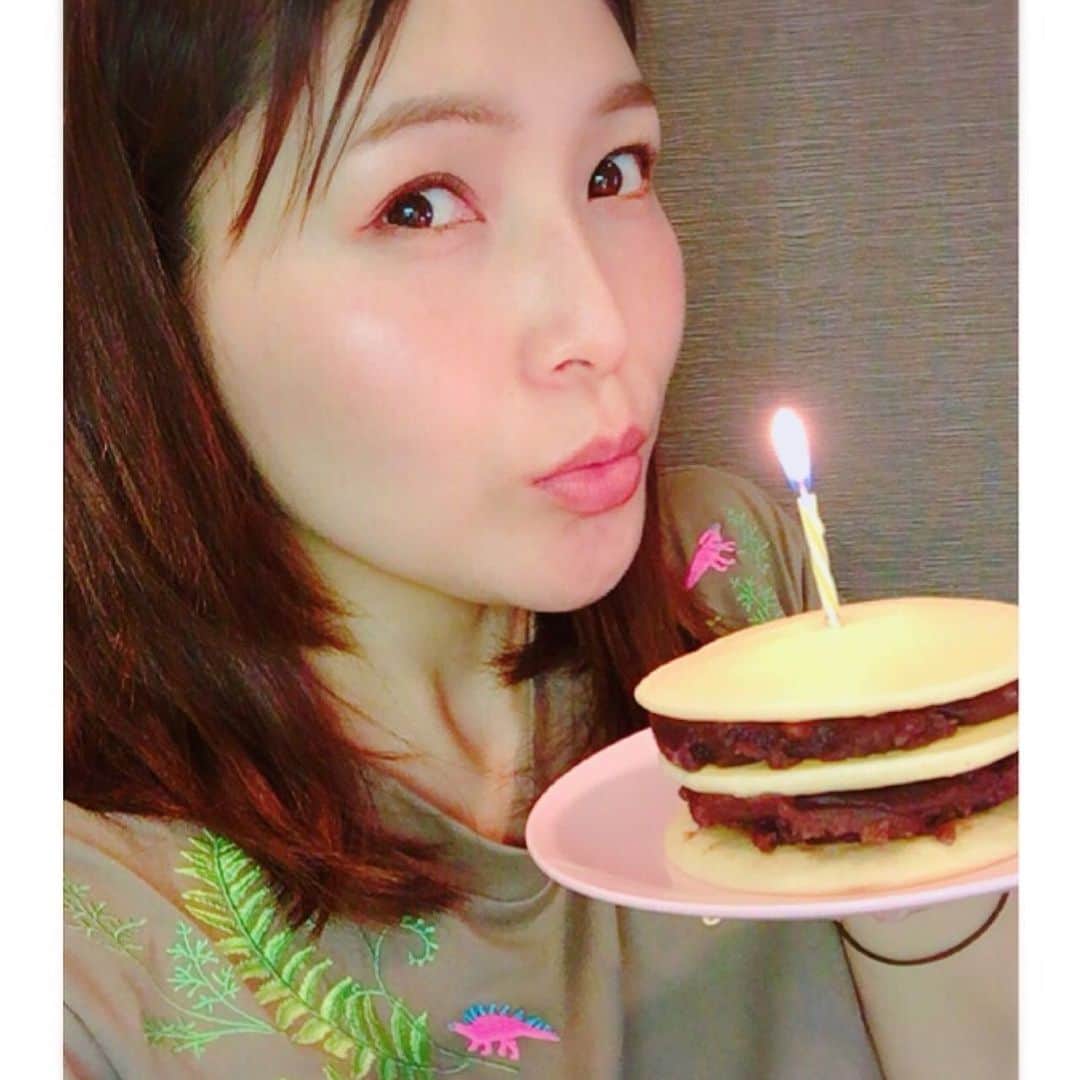 新田恵海さんのインスタグラム写真 - (新田恵海Instagram)「5月5日は、森園立夏＆リッカ・グリーンウッドの誕生日でした🎏✨ 私も米粉のパンケーキとあんこで、和菓子風どら焼きケーキを作ってお祝いしましたよ🎂💕 今年もたくさんの方が立夏さん&リッカさんをお祝いしてくれて、とても嬉しかったです♪ 「和菓子が好き」くらいしか彼女との共通点はないけれど、私にとってはずっと特別な存在です💛  100年後...はちょっと現実的じゃないけど、10年後もみなさんとお祝いできたら幸せですね😚  改めて。。 Happy Birthday RICCA🌸🌸🌸 #DCIII #森園立夏 #リッカグリーンウッド」5月7日 23時23分 - tnstagram1210